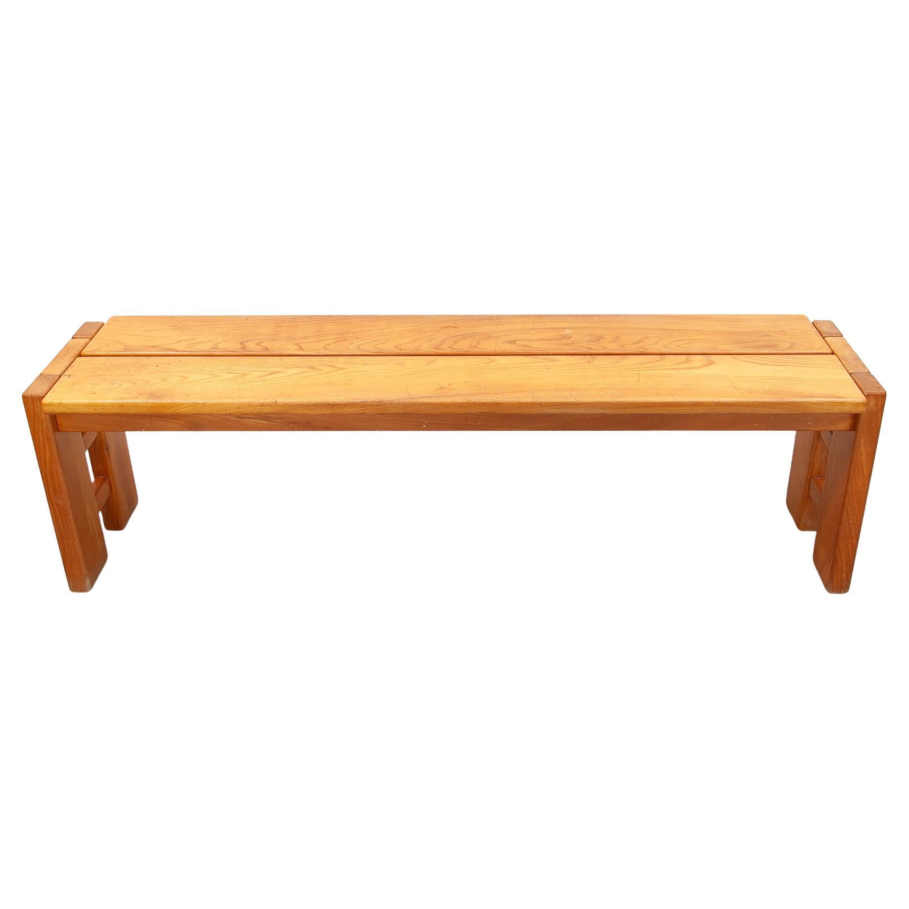 Gran banco de diseño moderno de mediados de siglo fabricado en los años 70 por Maison Regain Francia. Sólida construcción en madera de olmo con bonito detalle de escalera lateral. Banco perfecto para el recibidor, pero también para tu mesa de