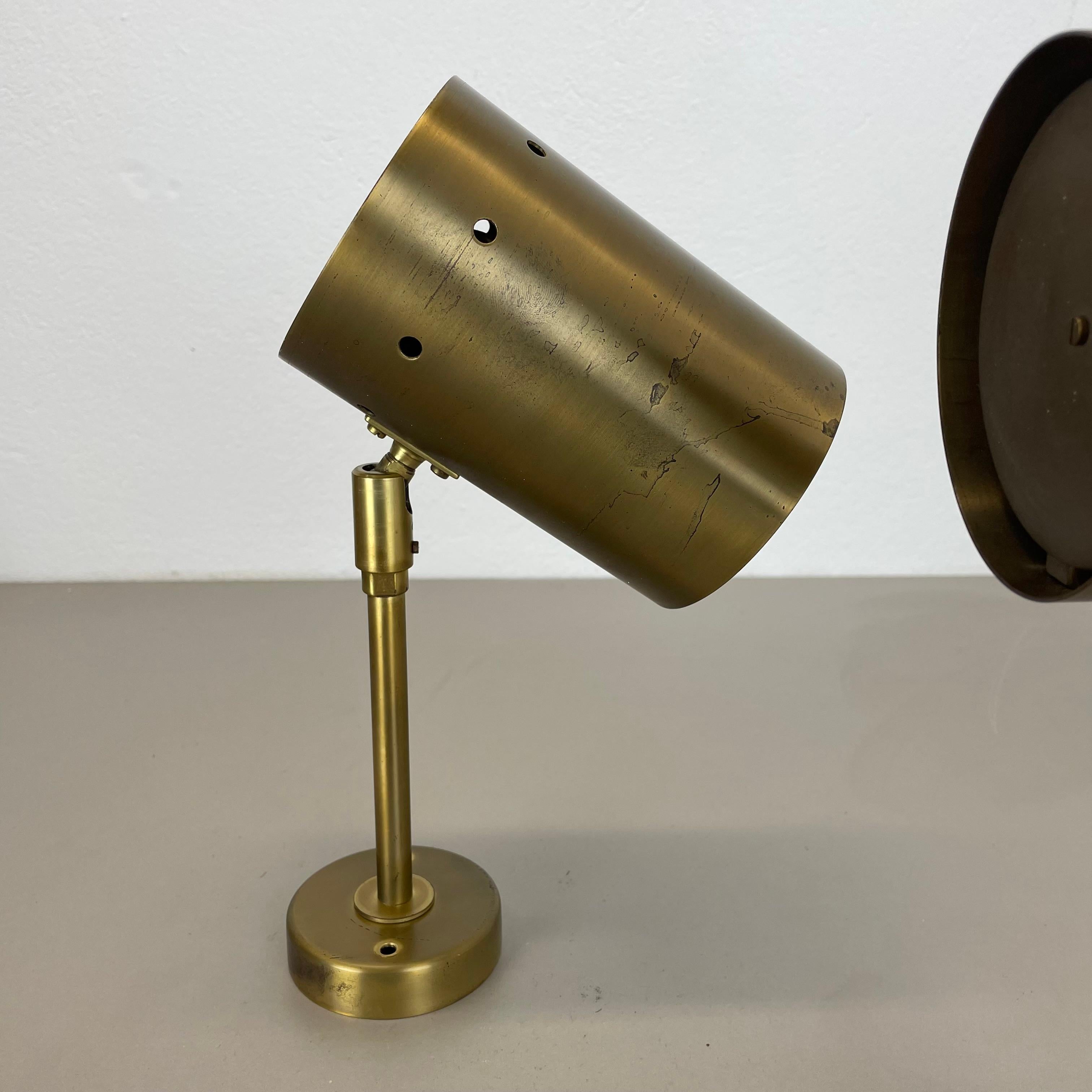 Satz von zwei großen minimalistischen Wandleuchten aus Messing, Italien 1970er im Angebot 7