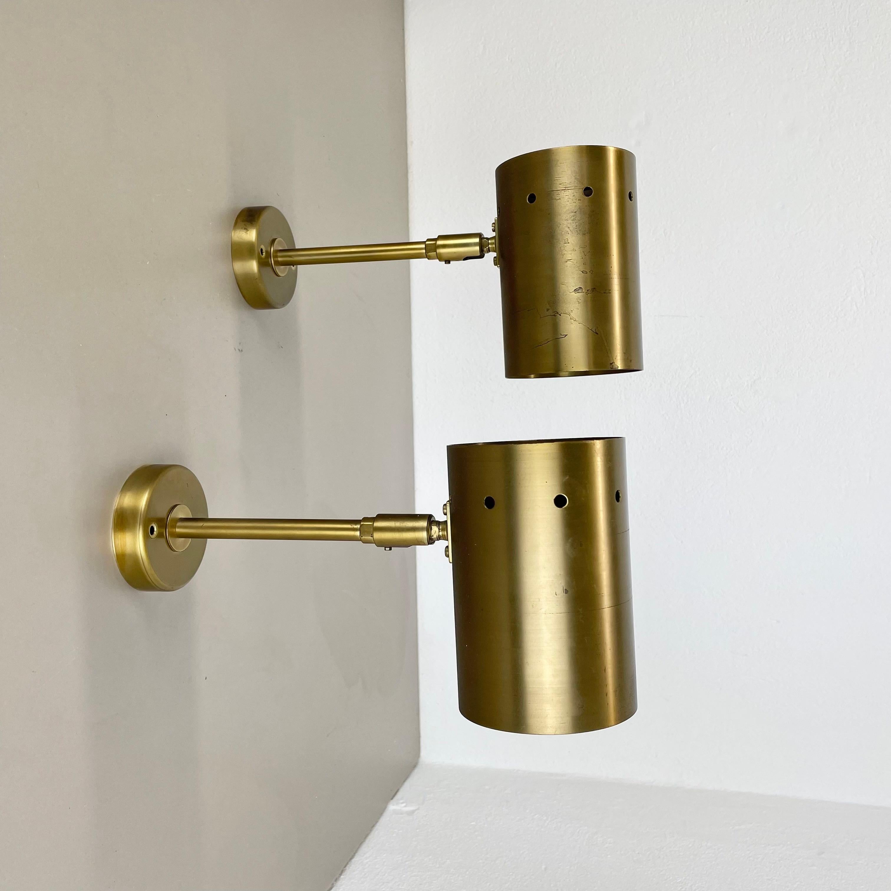 Artikel:

Satz mit zwei

Wandleuchten


Herkunft:

Italien



Alter:

1970s




Dieses Set aus zwei modernistischen Wandleuchten wurde in den 1970er Jahren in Italien hergestellt. Sie ist aus massivem Messing in Röhrenform mit Öffnung nach unten