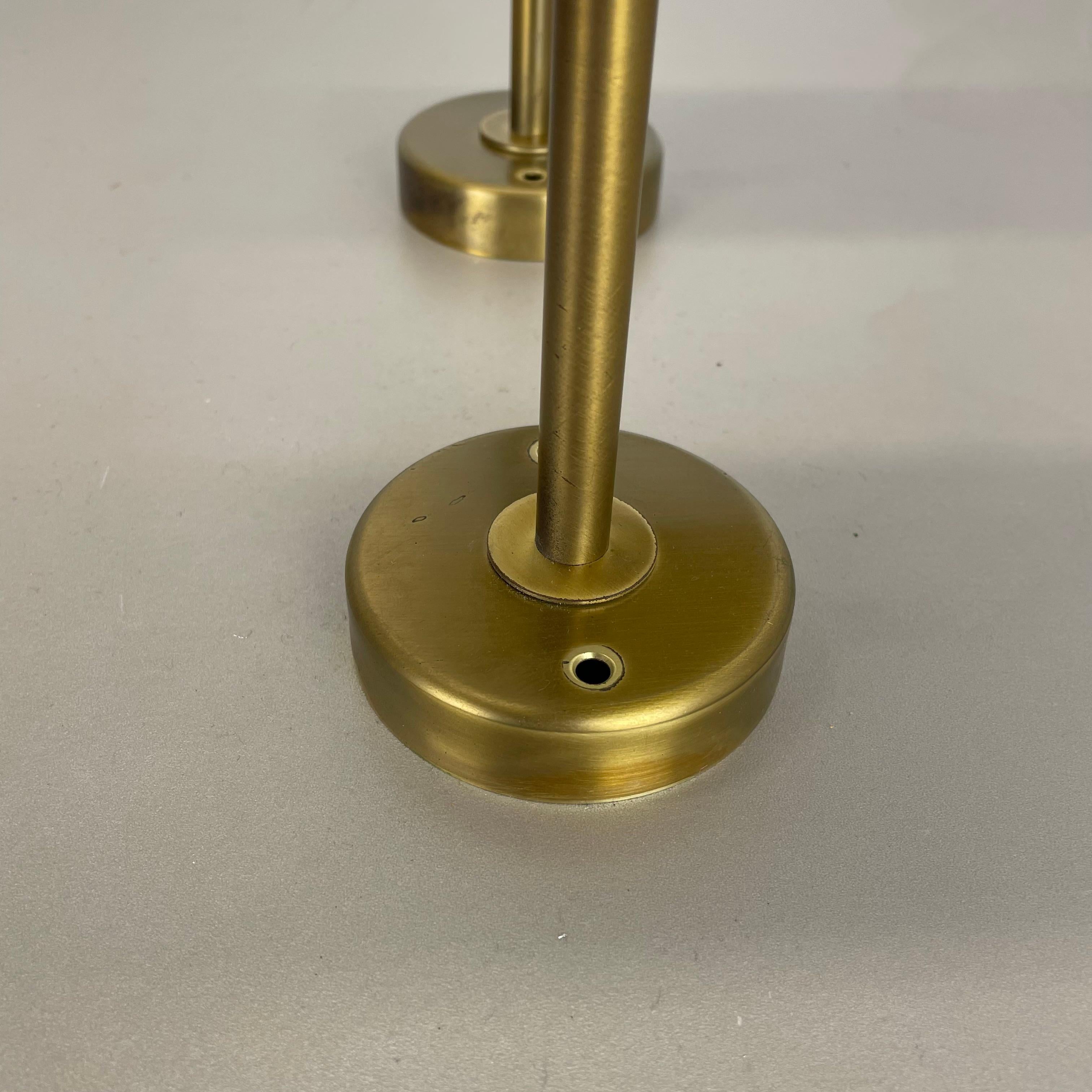 Satz von zwei großen minimalistischen Wandleuchten aus Messing, Italien 1970er im Zustand „Gut“ im Angebot in Kirchlengern, DE