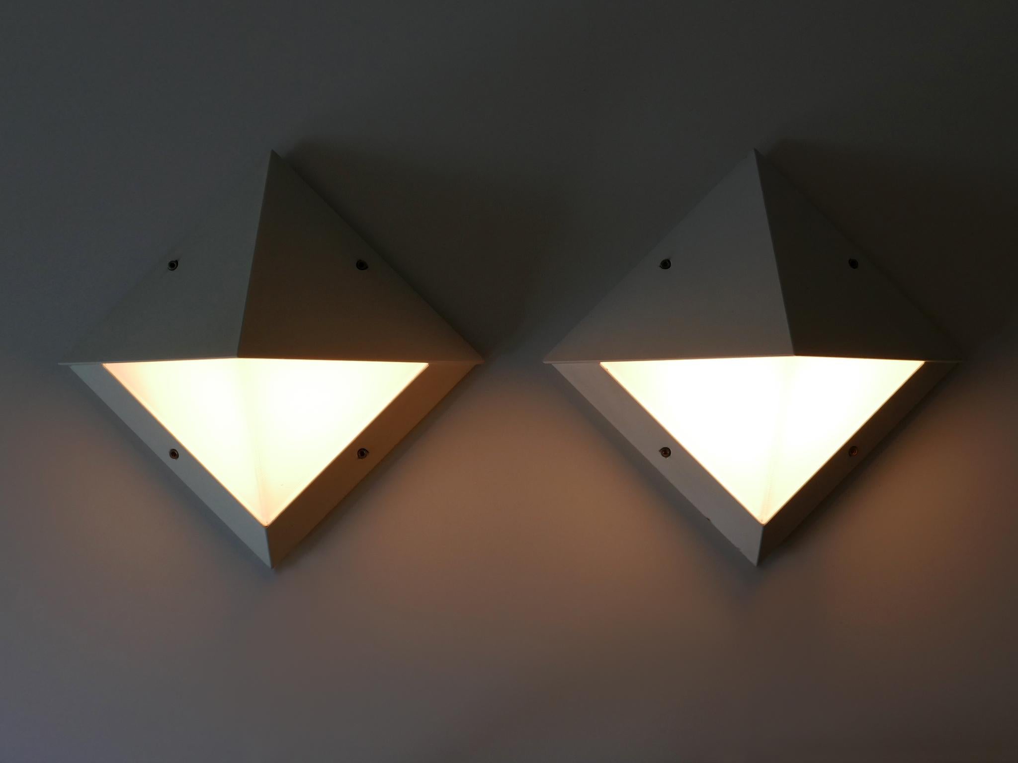 Set aus zwei eleganten modernistischen Wandlampen oder Wandleuchtern für den Außenbereich. Entworfen und hergestellt von BEGA, Deutschland, 1980er Jahre.

Insgesamt sind vier Paare in dieser Größe erhältlich!

Jede Lampe ist aus weiß