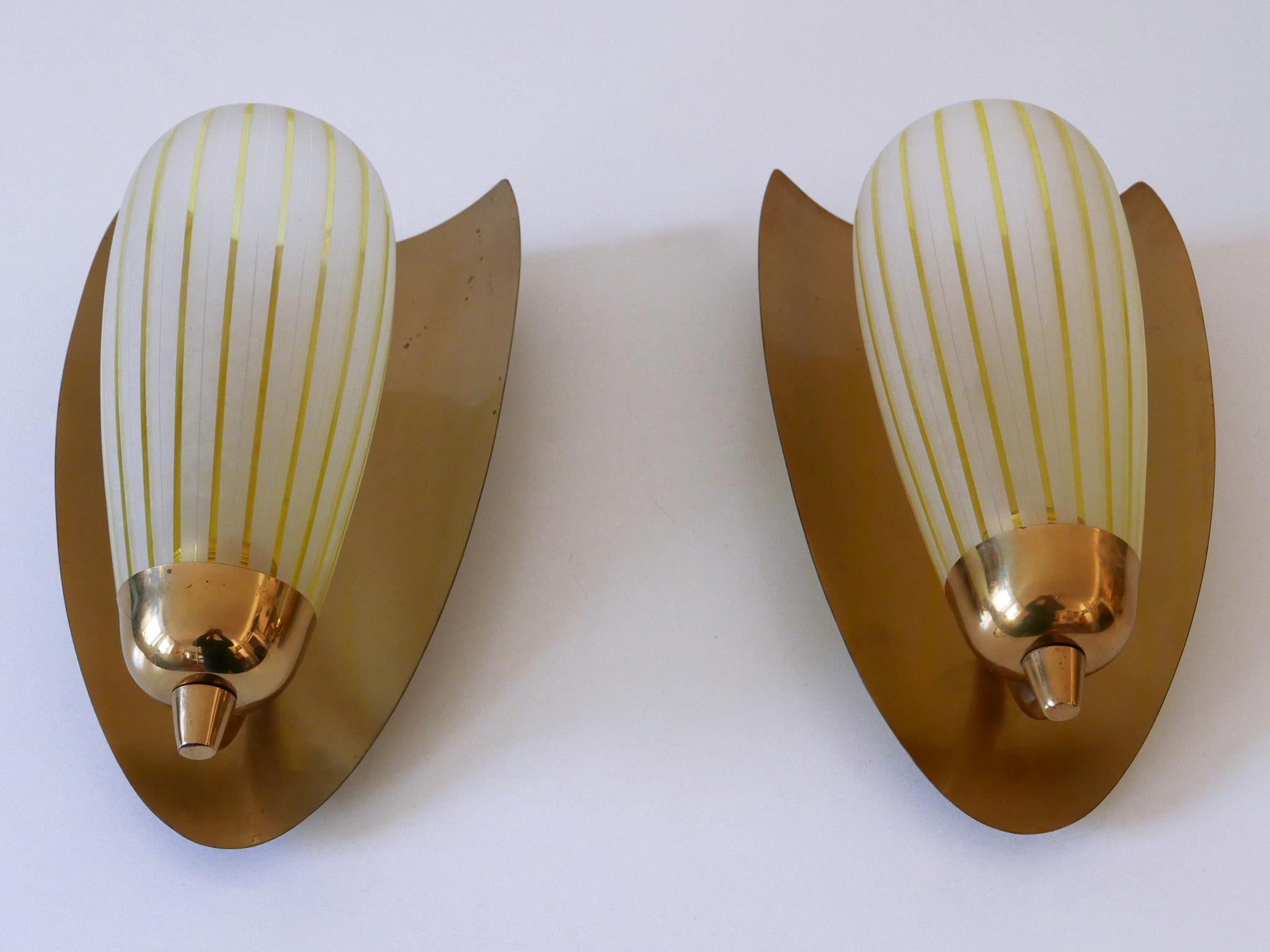 Mid-Century Modern Ensemble de deux grandes appliques par Wilhelm Wagenfeld pour Peill & Putzler Allemagne années 1950 en vente