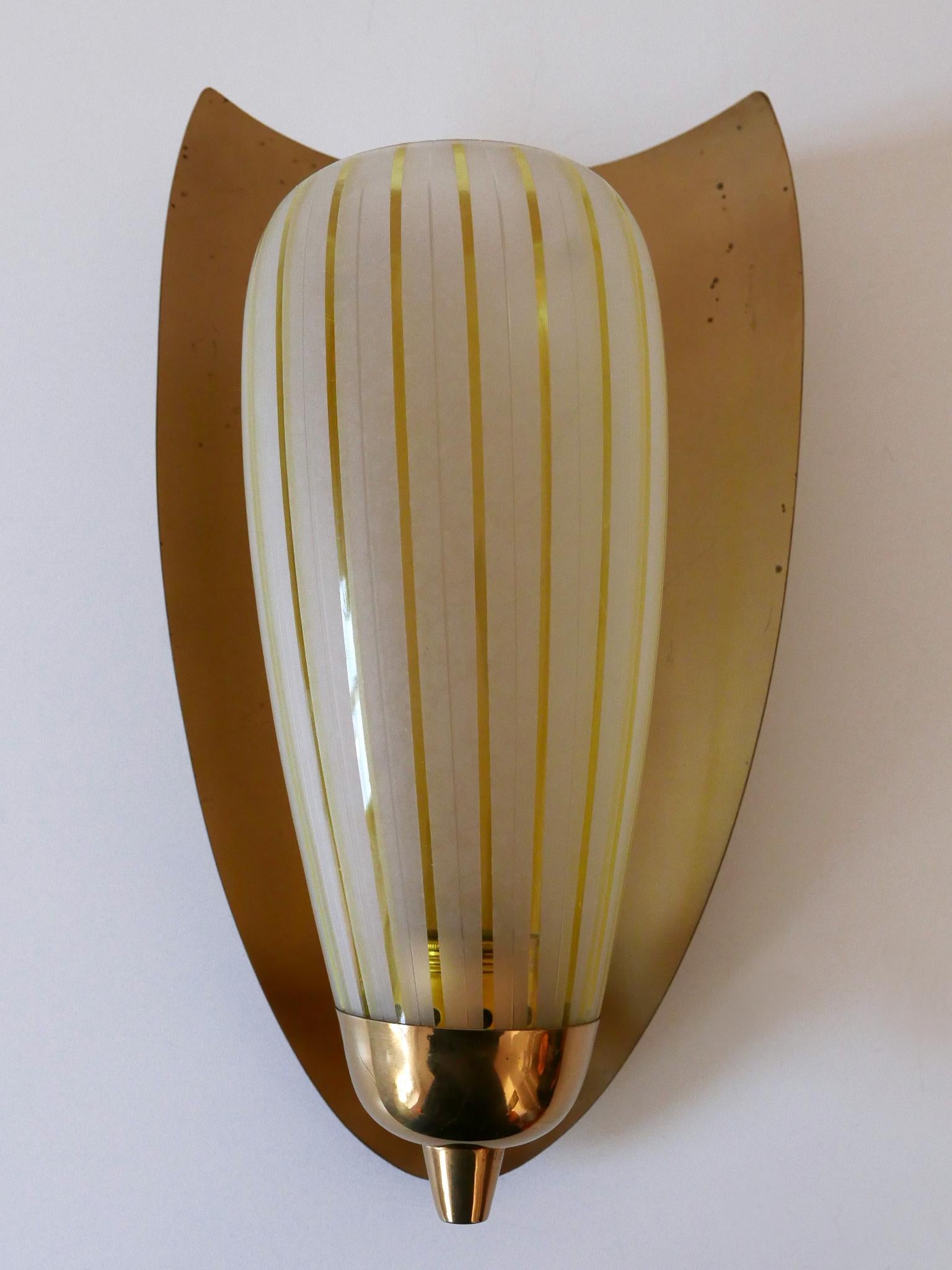 Milieu du XXe siècle Ensemble de deux grandes appliques par Wilhelm Wagenfeld pour Peill & Putzler Allemagne années 1950 en vente