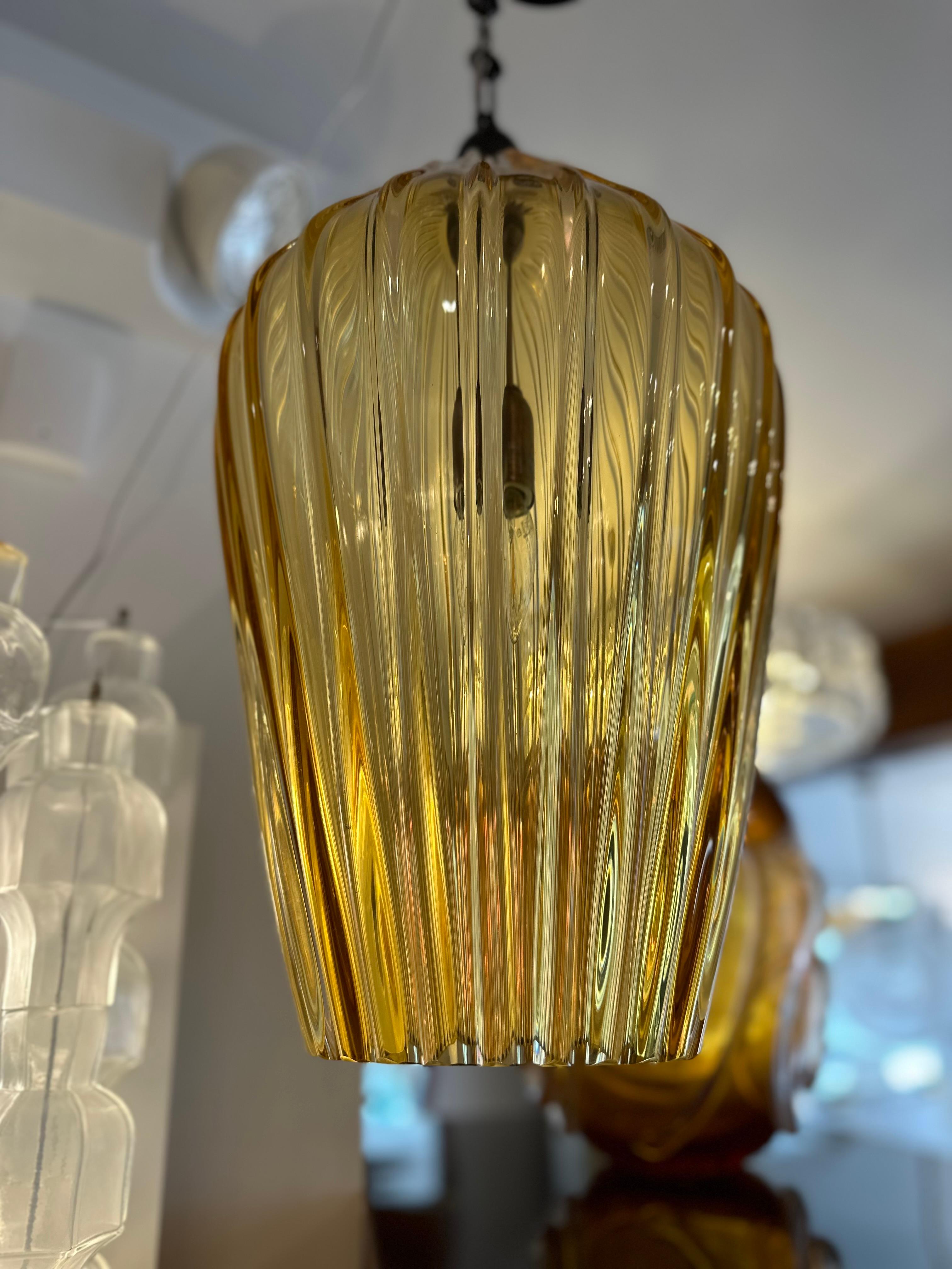 Moderno Set di due grandi pendenti geometrici d'epoca in ambra soffiata di Murano, UL in vendita