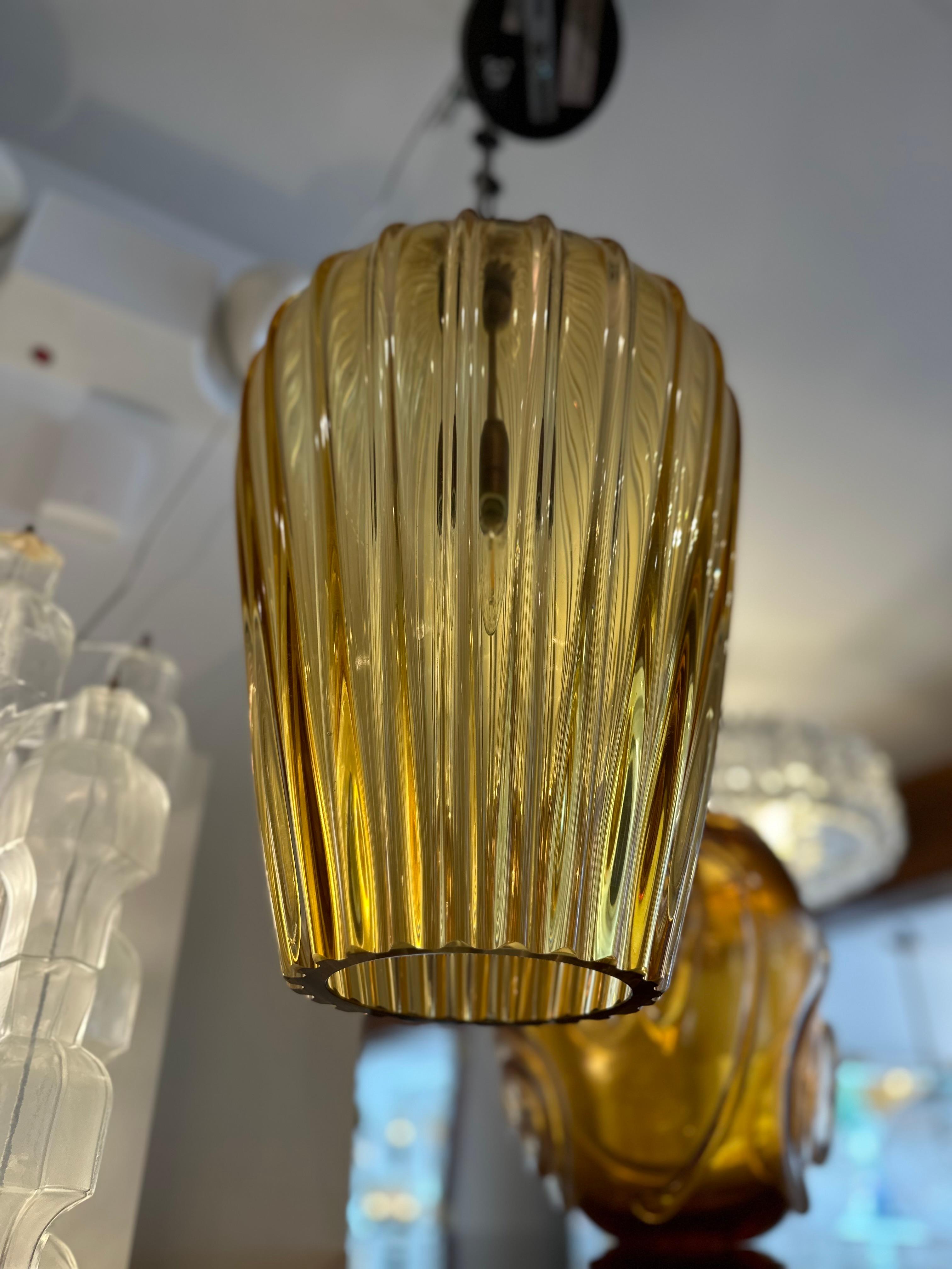 Set di due grandi pendenti geometrici d'epoca in ambra soffiata di Murano, UL In condizioni ottime in vendita a Westport, CT