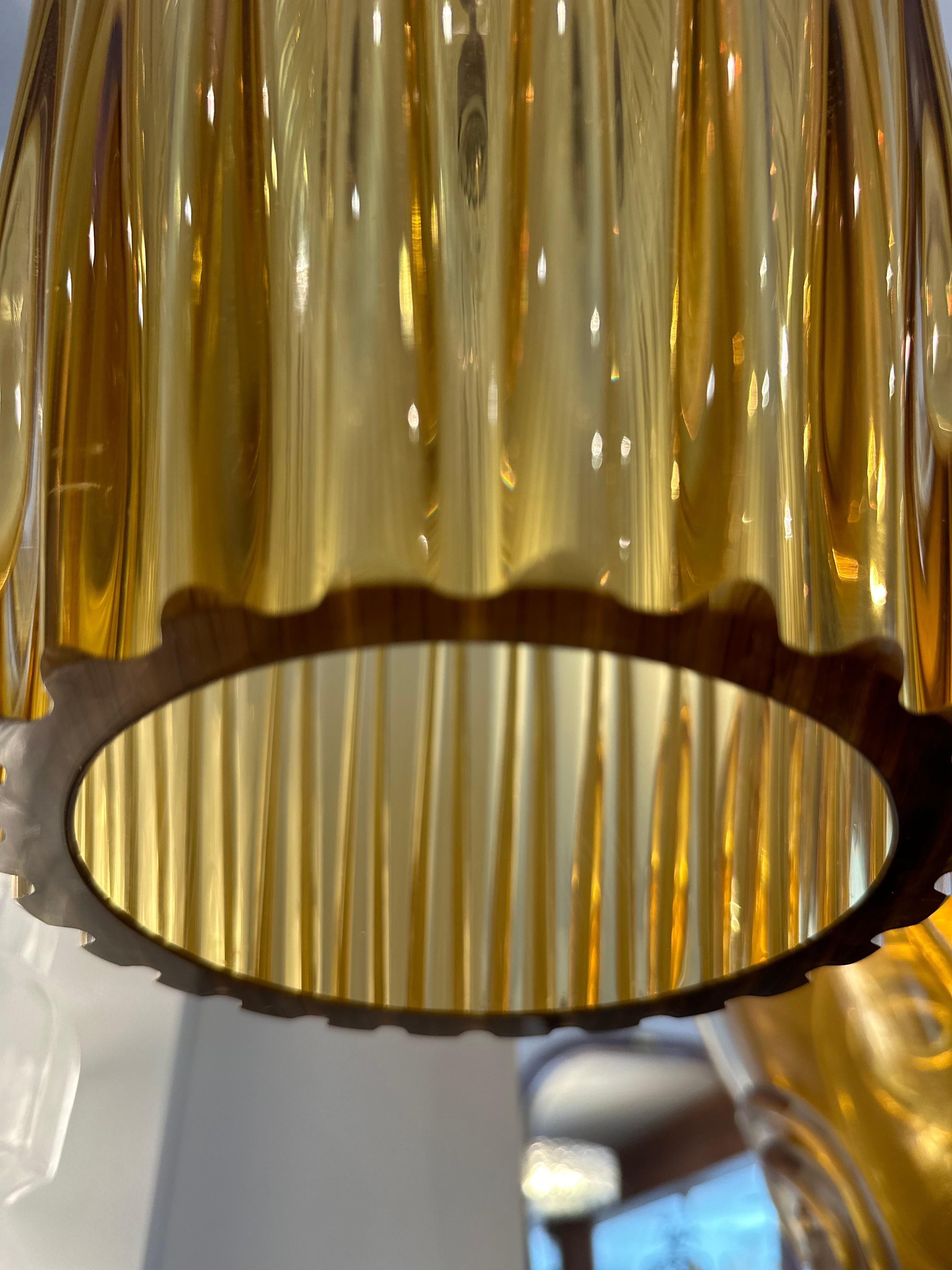Fine XX secolo Set di due grandi pendenti geometrici d'epoca in ambra soffiata di Murano, UL in vendita