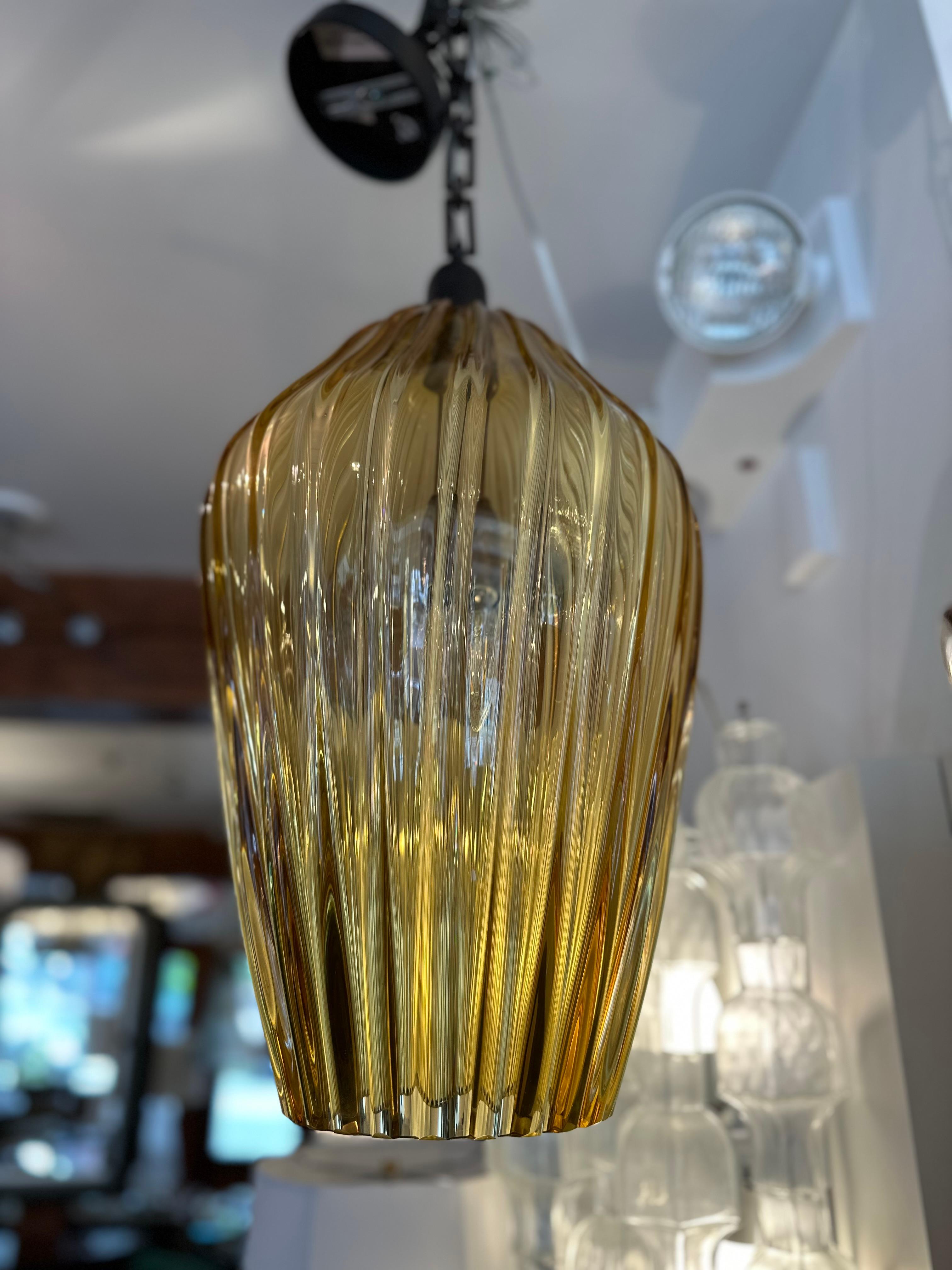 Vetro soffiato Set di due grandi pendenti geometrici d'epoca in ambra soffiata di Murano, UL in vendita