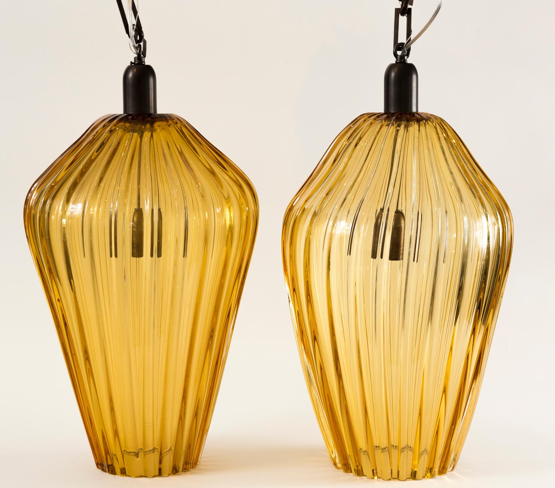Set di due grandi pendenti geometrici d'epoca in ambra soffiata di Murano, UL in vendita 2