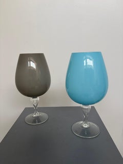 Juego de dos copas de vino grandes de estilo vintage en cristal azul y ahumado
