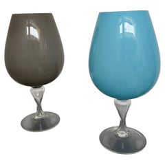 Juego de dos copas de vino grandes de estilo vintage en cristal azul y ahumado