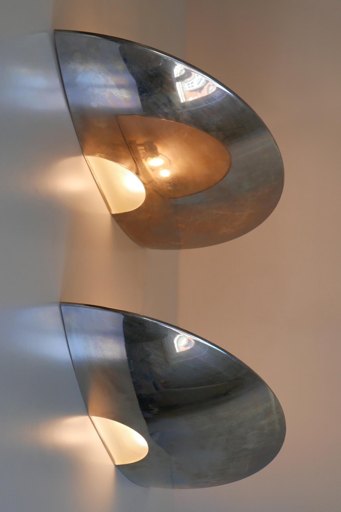 Ensemble de deux lampes murales ou appliques XXL et élégantes de style moderne du milieu du siècle. Conçu et fabriqué par Florian Schulz, années 1970, Allemagne.

Réalisée en laiton nickelé et en verre, chaque lampe est livrée avec 2 douilles à vis