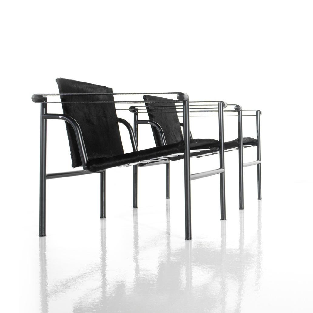 Ensemble de deux chaises LC1 par Le Corbusier, Jeanneret, Charlotte Perriand par Cassina en vente 1