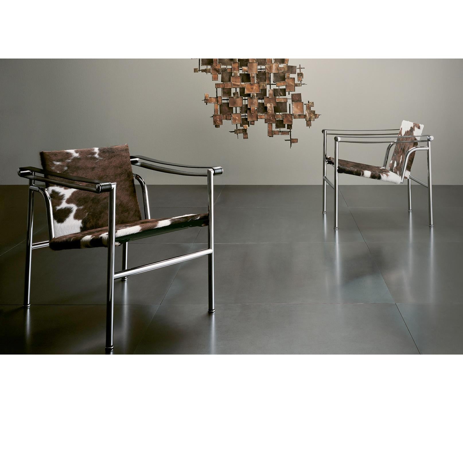 Chaise conçue par Le Corbusier, Pierre Jeanneret, Charlotte Perriand en 1928. Relancé en 1965.
Fabriqué par Cassina en Italie.

Une chaise légère et compacte conçue et présentée au Salon d'Automne de 1929 avec d'autres modèles importants, tels