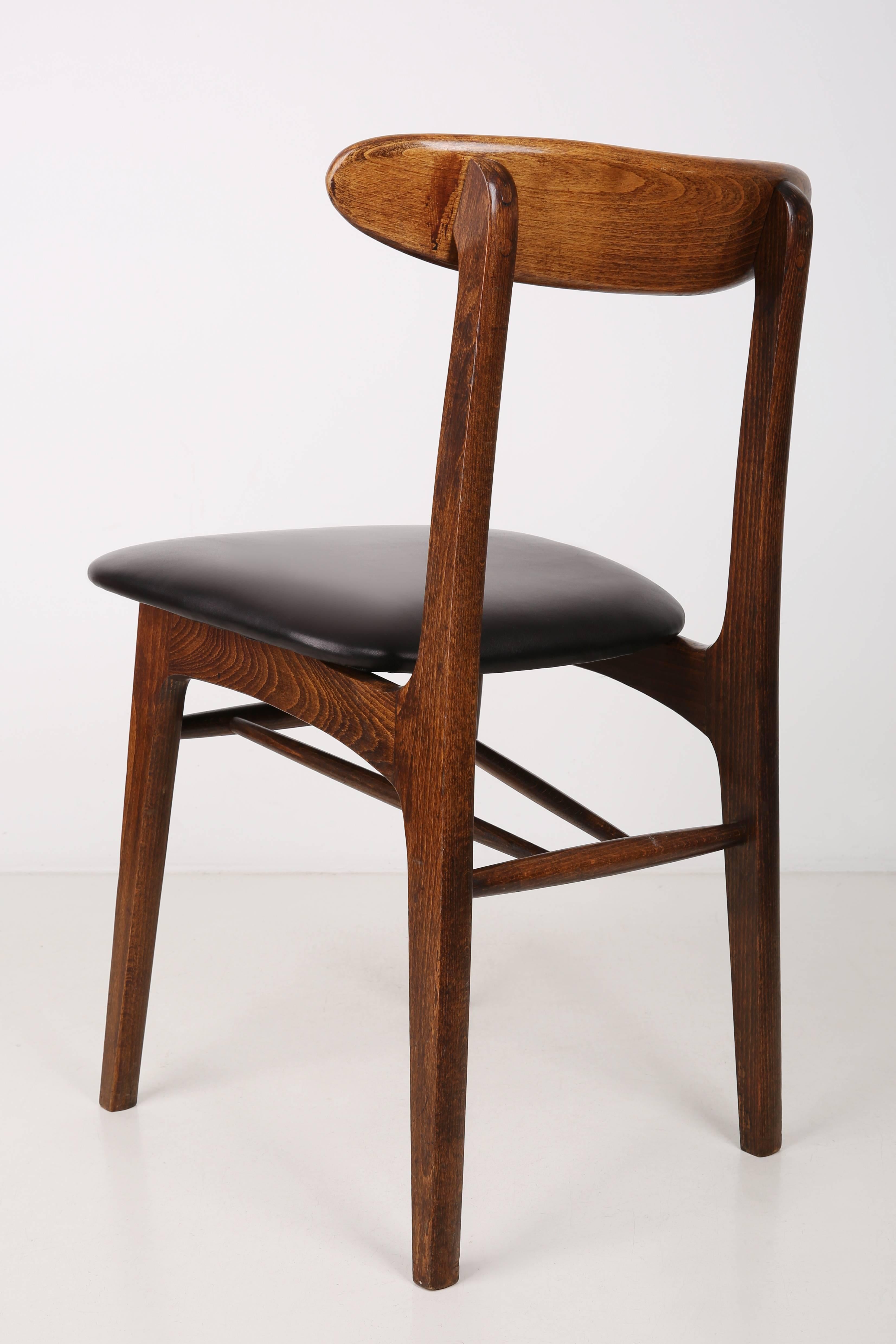Polonais Ensemble de deux chaises en cuir noires du 20ème siècle, années 1960 en vente