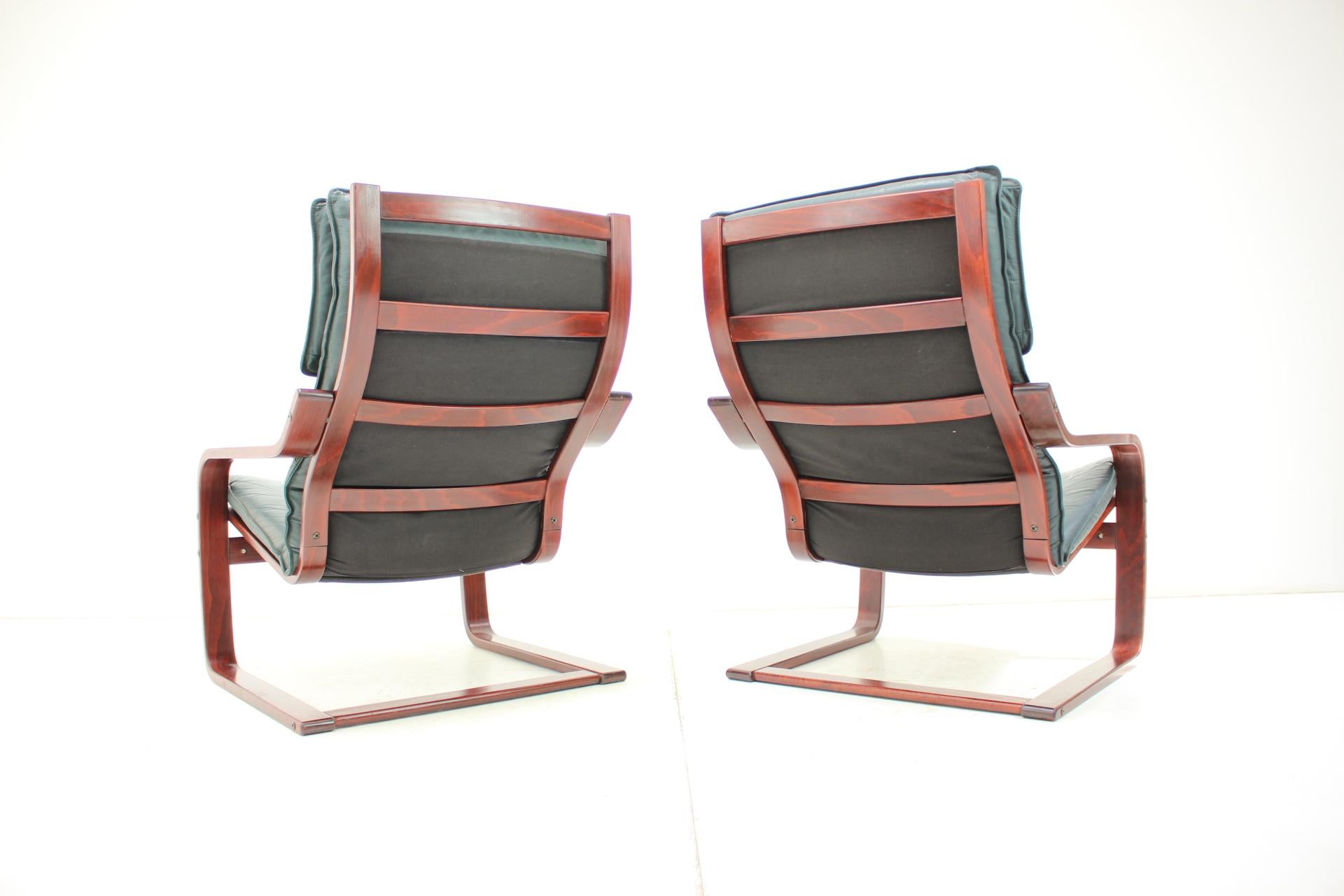 Set of two leather armchairs, manufactured by IKEA in Sweden, in the 1990's.
Made of leather and wood.
Repolished, cleaned, used a reviving wood oil.
Fully functional.