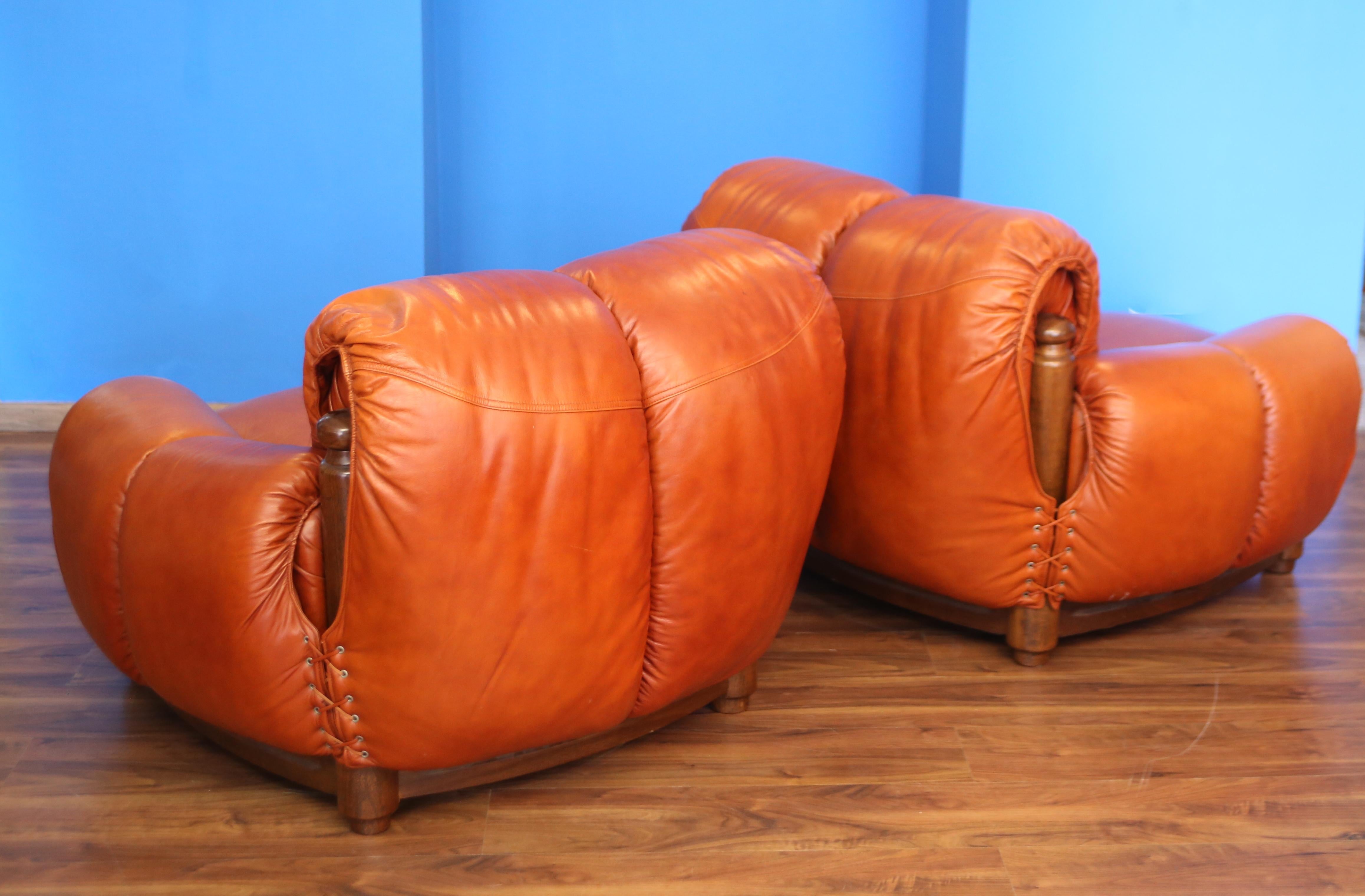 Autre ensemble de deux fauteuils en cuir couleur cognac dans le style de sergio rodriguez en vente