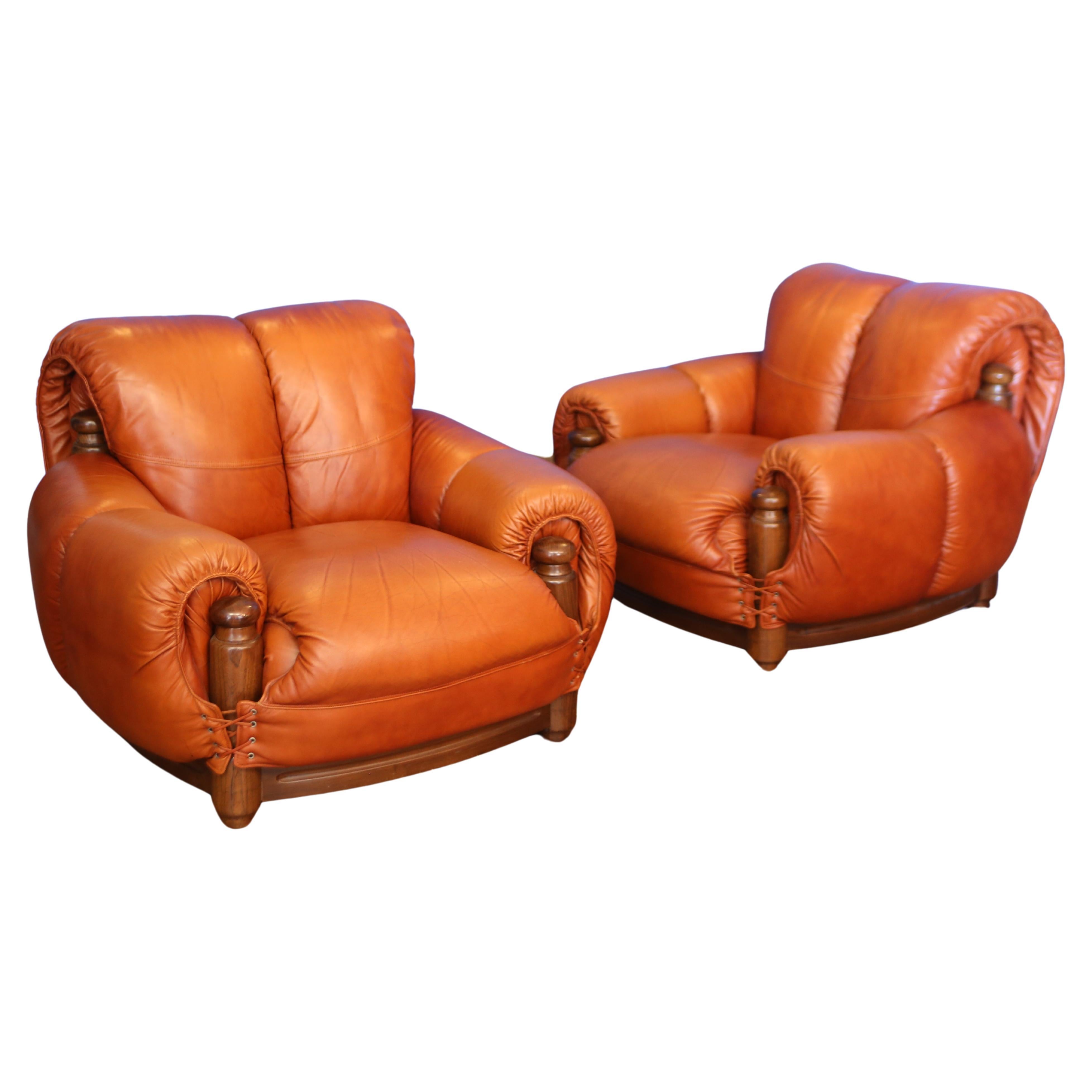 ensemble de deux fauteuils en cuir couleur cognac dans le style de sergio rodriguez