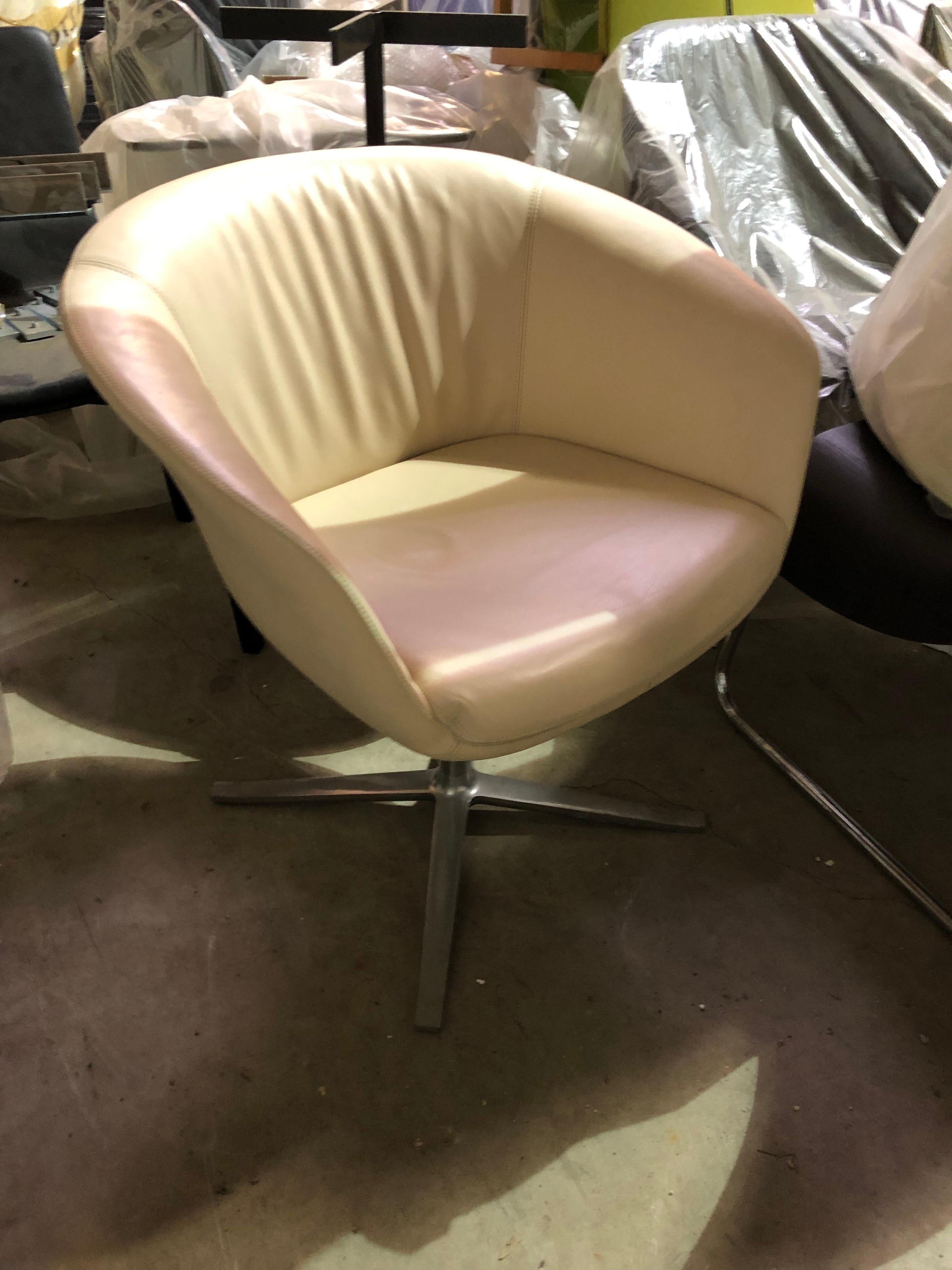 There are no right angles in nature. Maybe that’s why this wraparound shell instinctively looks so appealing and so modern again in this techie world of ours. Bob the bucket seat strikes a contemporary chord. Charmingly styled with gently rising