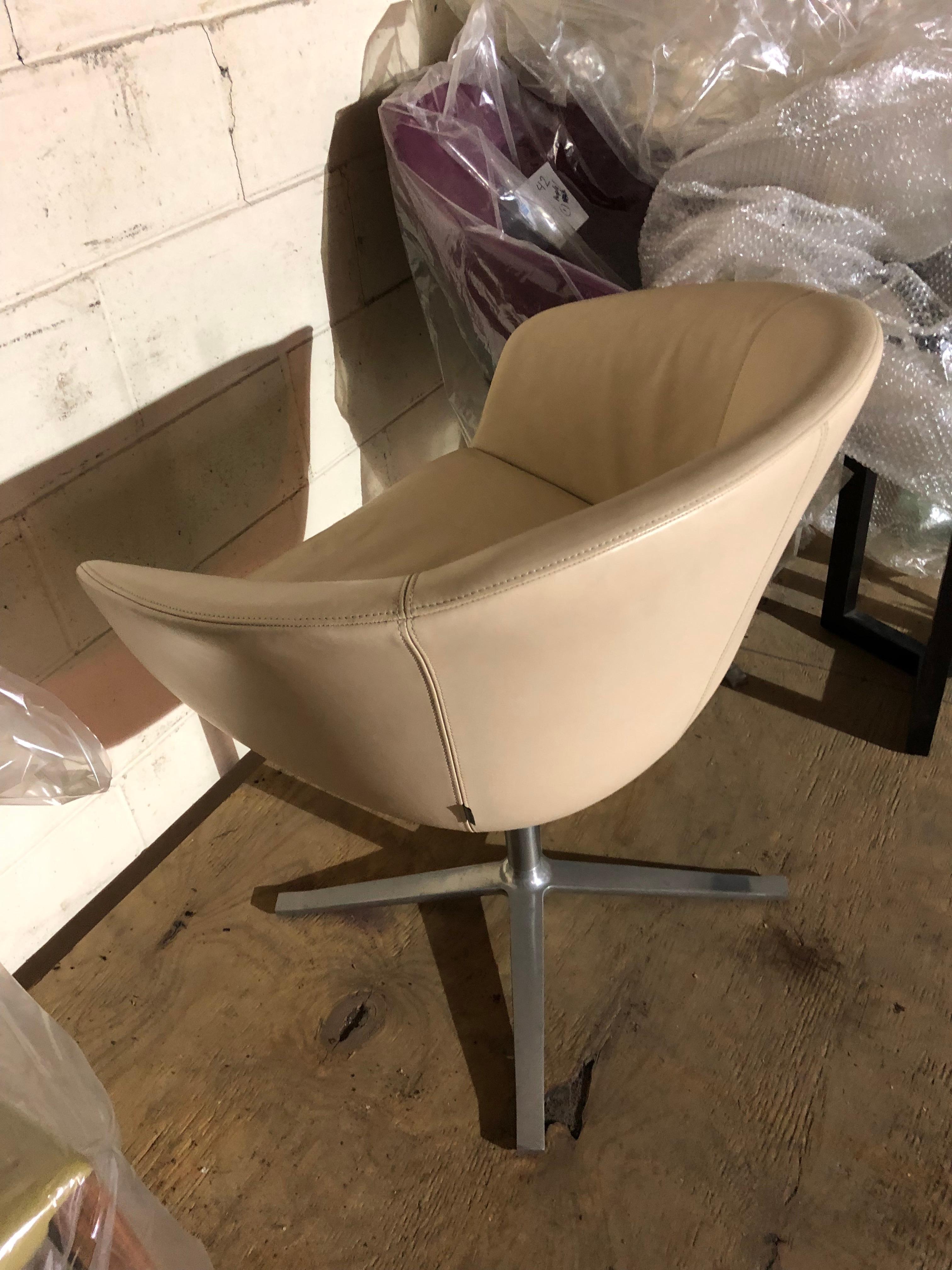 Set of Two Leather Walter Knoll Bob Lounge Chairs In Good Condition In New York, NY