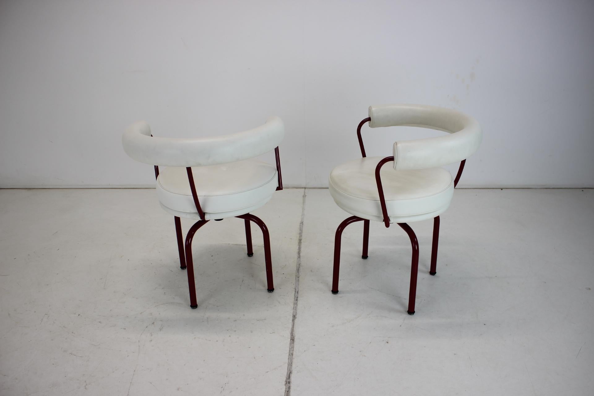 Late 20th Century Set of ¨Two Leather Cassina Swivel Arm Chairs LC7 by Le Corbusier For Sale