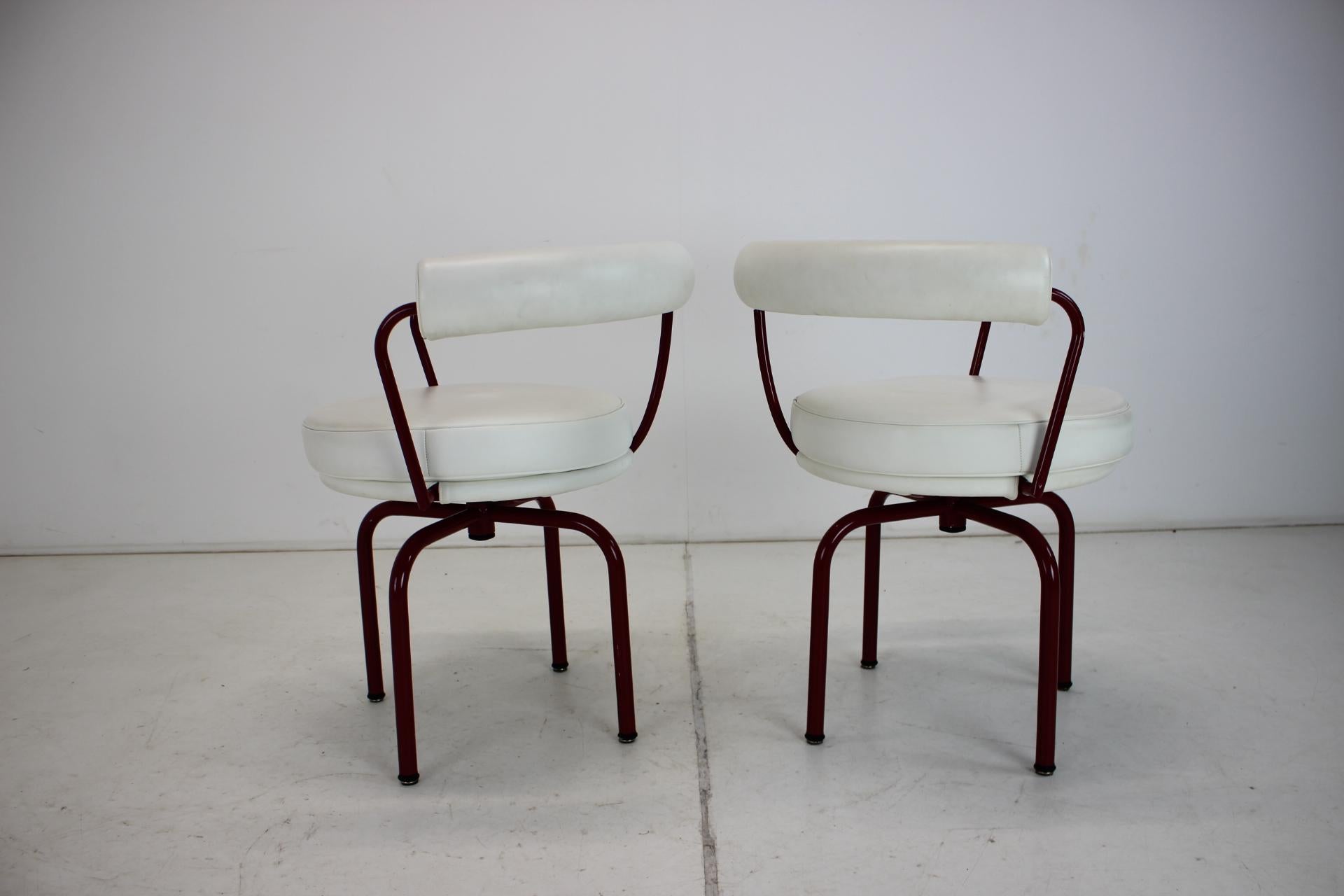 Metal Set of ¨Two Leather Cassina Swivel Arm Chairs LC7 by Le Corbusier For Sale