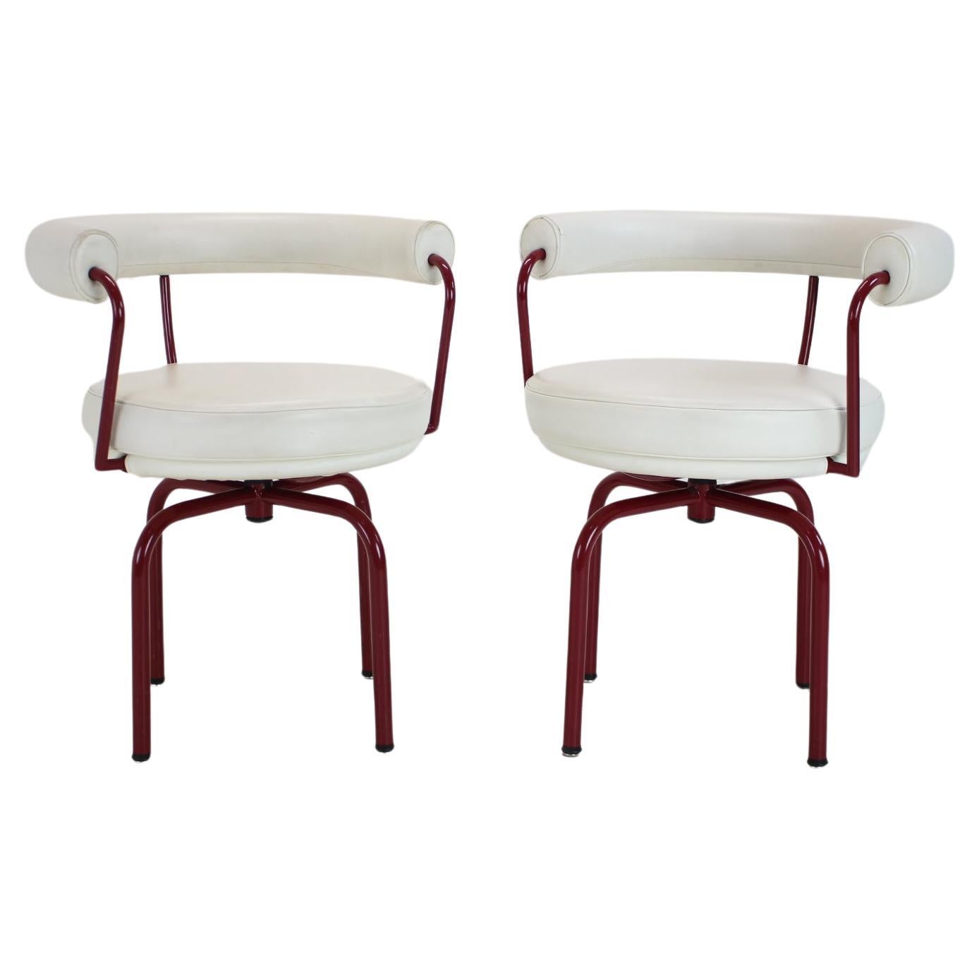 Set of ¨Two Leather Cassina Swivel Arm Chairs LC7 by Le Corbusier en vente