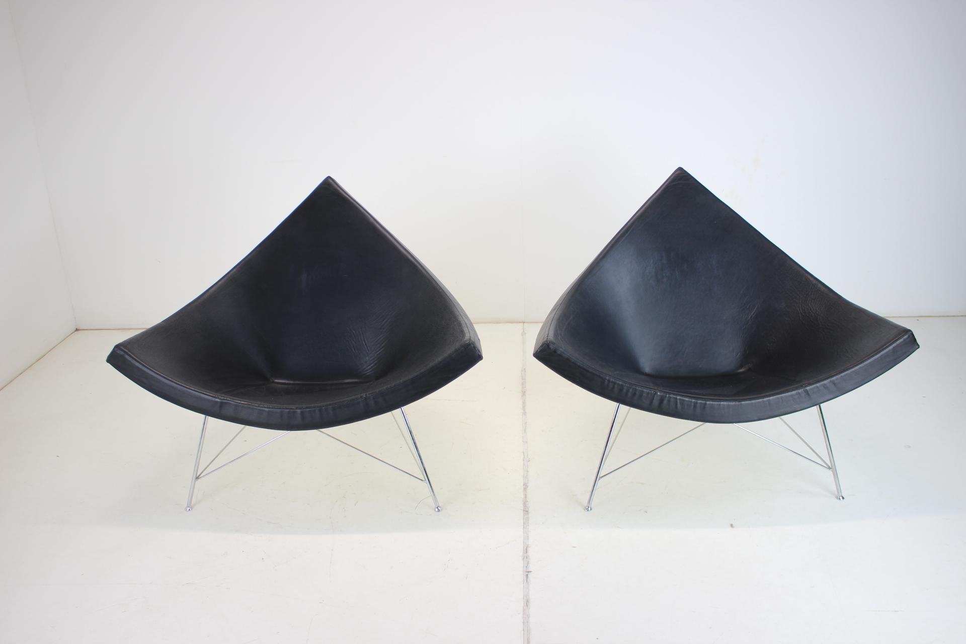 Coconut lounge chair designed by George Nelson for Herman Miller, manufactured by Vitra. Black leather, white shell and chrome legs, good original condition.
- Marked by original label
- Very comfortable
- Leatherette
- Has minor signs of use
-