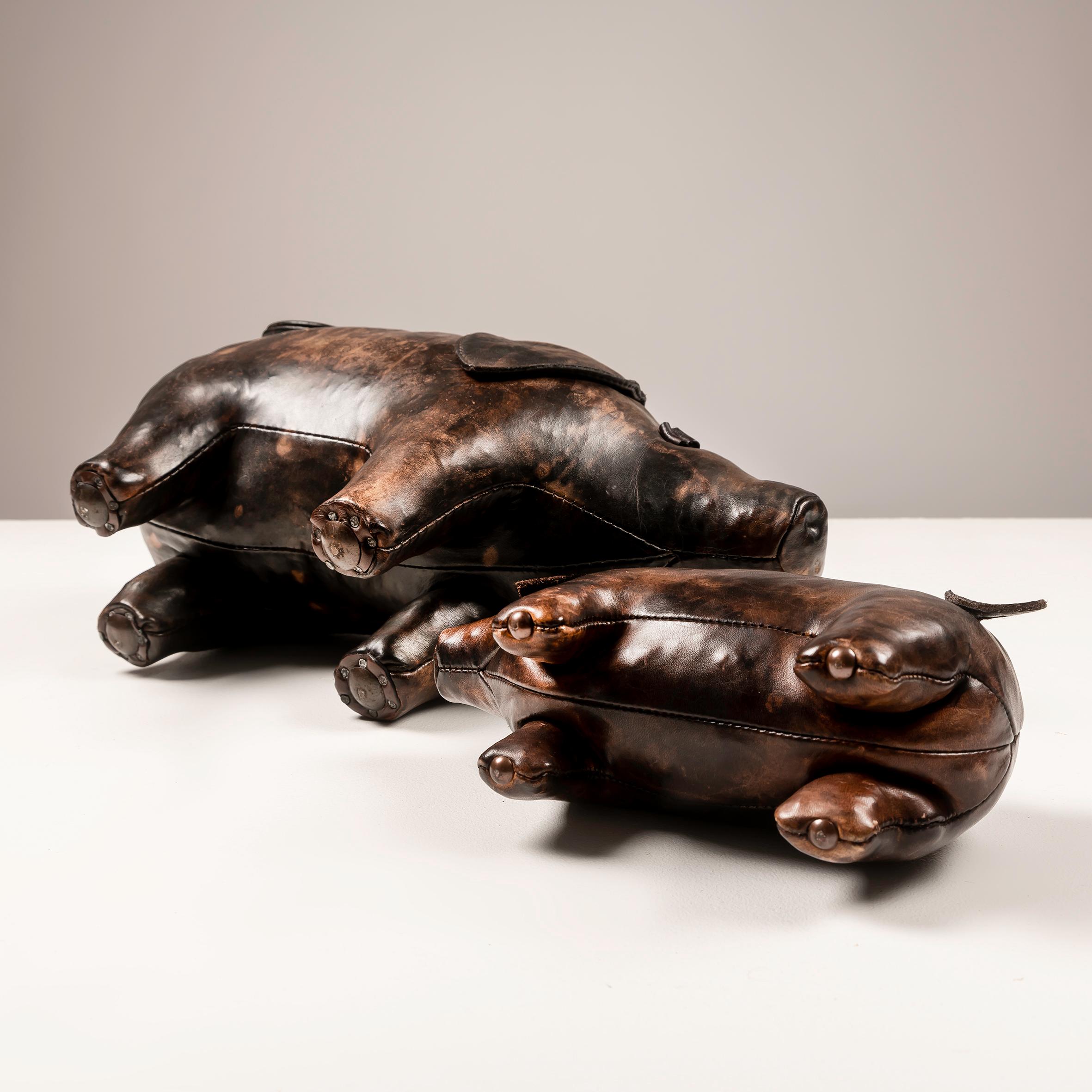 L'ottomana Leather Pigs di Dimitri Omersa, risalente agli anni '60, è un pezzo d'arte funzionale davvero unico e accattivante. Realizzati con un'attenzione meticolosa ai dettagli e con un tocco estroso, questi pouf non sono semplici pezzi