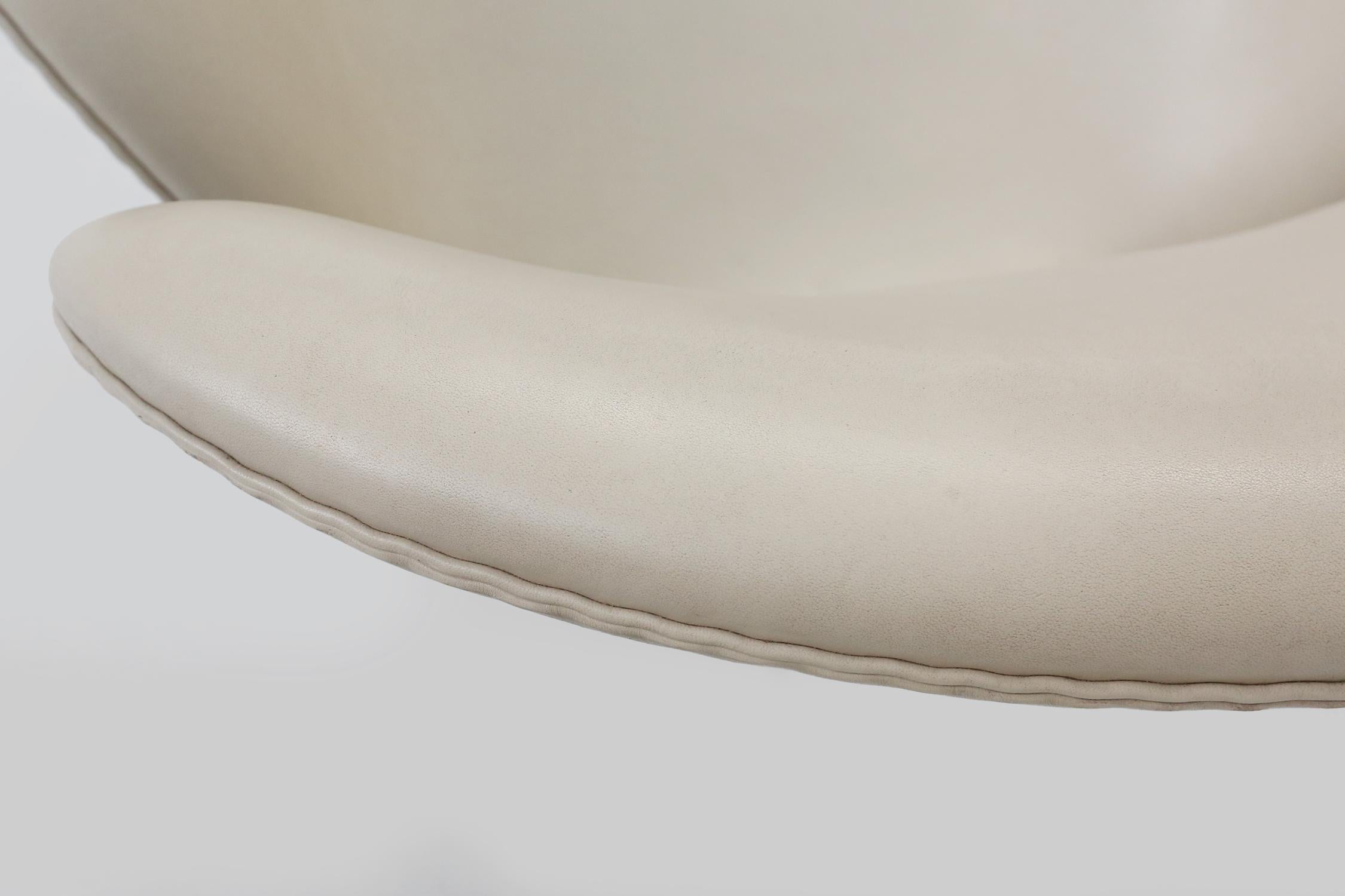 Ensemble de deux chaises Swan en cuir d'Arne Jacobsen pour Fritz Hansen en vente 3