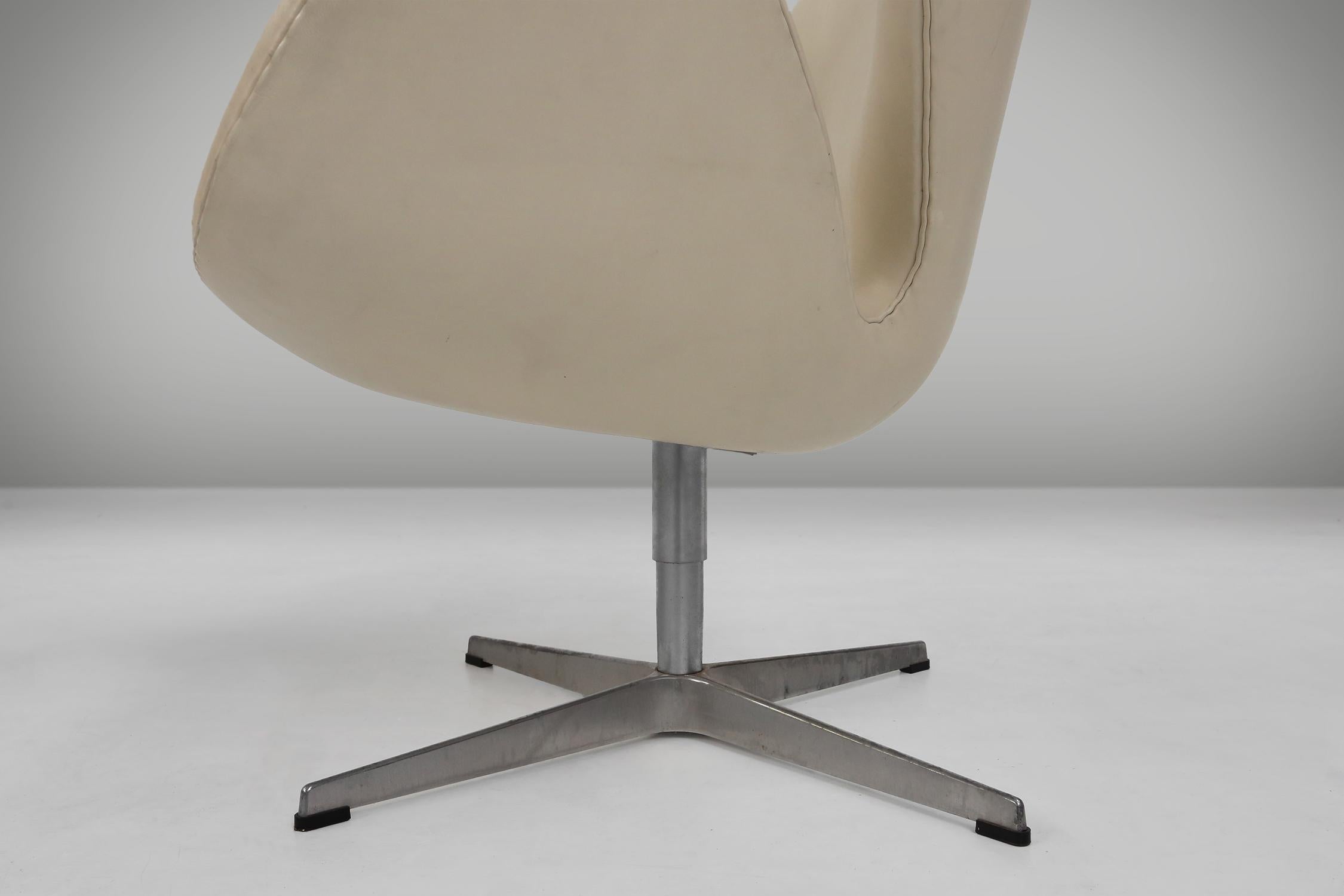 Ensemble de deux chaises Swan en cuir d'Arne Jacobsen pour Fritz Hansen en vente 4
