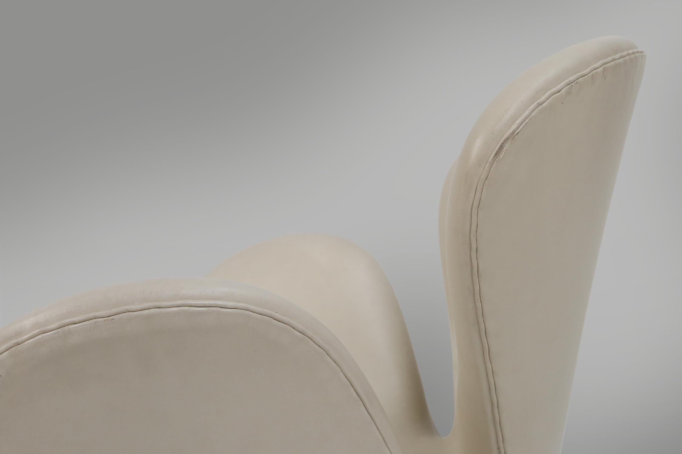 Ensemble de deux chaises Swan en cuir d'Arne Jacobsen pour Fritz Hansen en vente 5