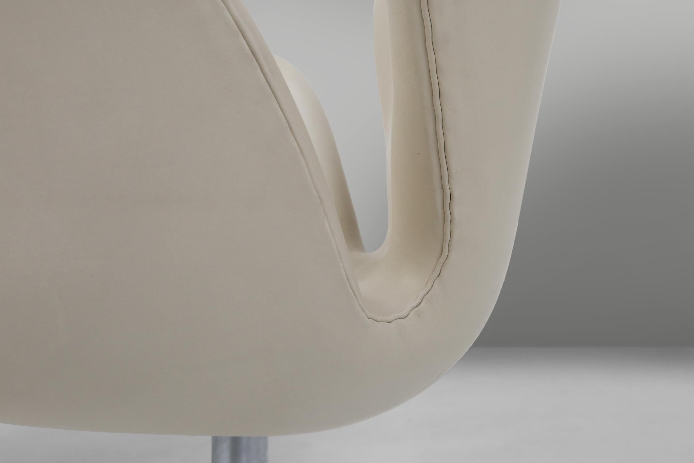 Ensemble de deux chaises Swan en cuir d'Arne Jacobsen pour Fritz Hansen en vente 6