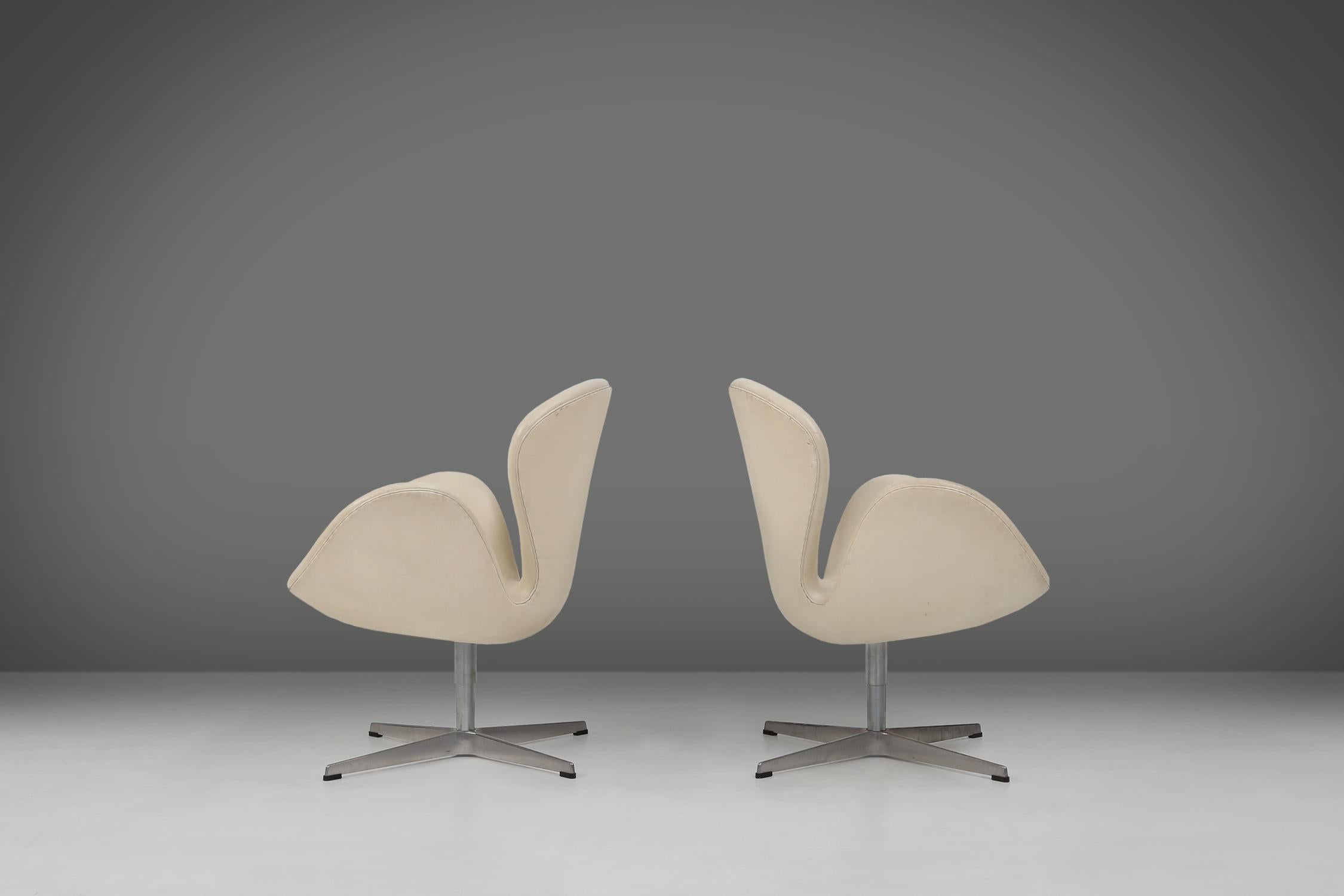 Der Schwan-Stuhl ist ein ikonischer Entwurf des berühmten dänischen Architekten und Designers Arne Jacobsen. Er entwarf diesen Stuhl 1958 für die Lobby und die Lounge des SAS Royal Hotels in Kopenhagen. Der Stuhl hat keine geraden Linien, sondern