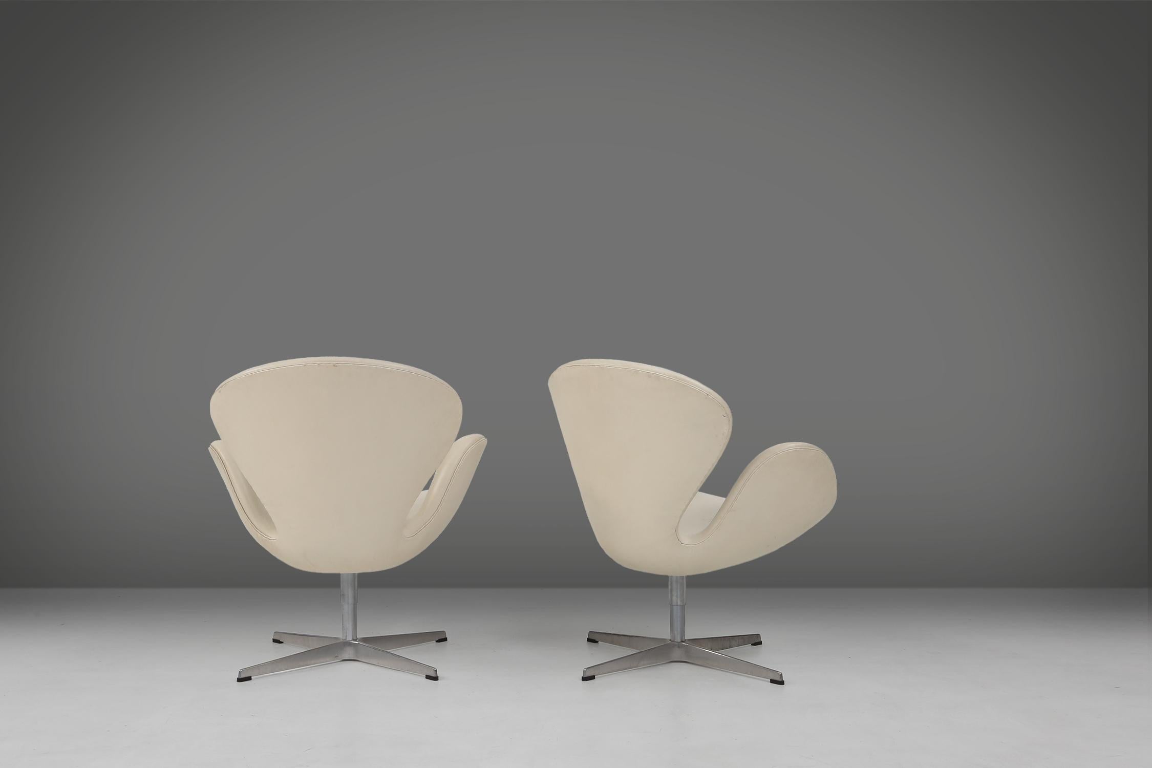 Mid-Century Modern Set of two leather Swan chairs by Arne Jacobsen for Fritz Hansen For Sale