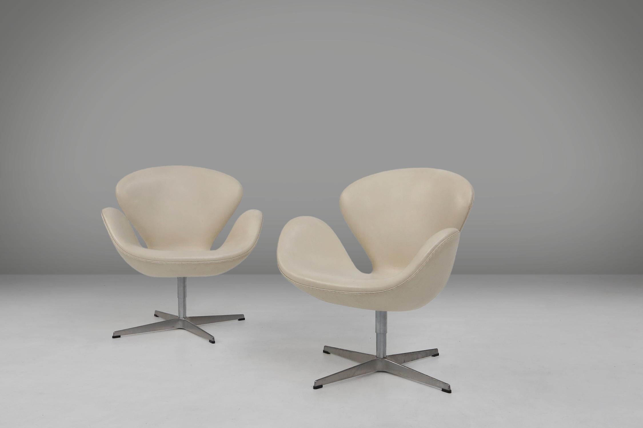 Danish Set of two leather Swan chairs by Arne Jacobsen for Fritz Hansen For Sale