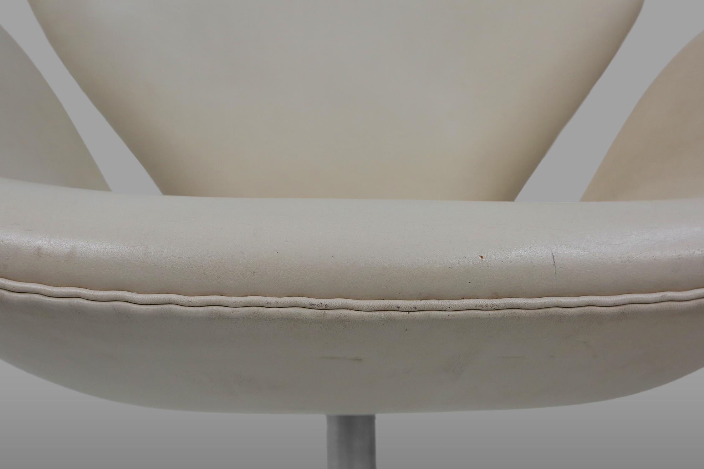 Ensemble de deux chaises Swan en cuir d'Arne Jacobsen pour Fritz Hansen Bon état - En vente à Meulebeke, BE
