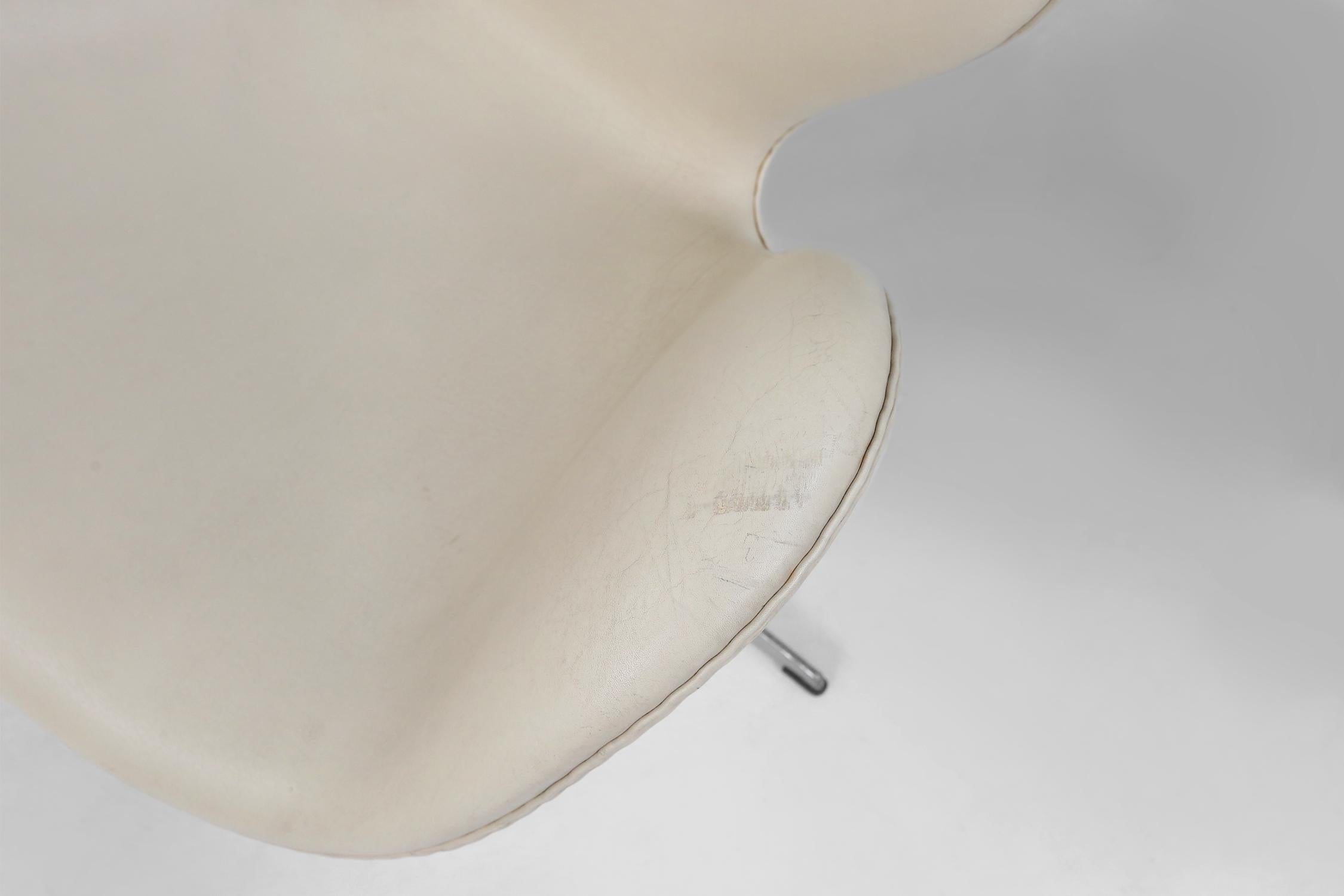 Contemporary Set of two leather Swan chairs by Arne Jacobsen for Fritz Hansen For Sale