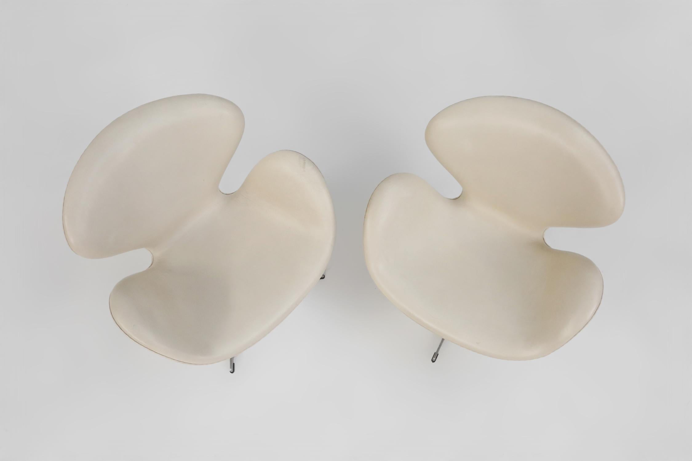 Satz von zwei ledernen Swan-Stühlen von Arne Jacobsen für Fritz Hansen (Leder) im Angebot