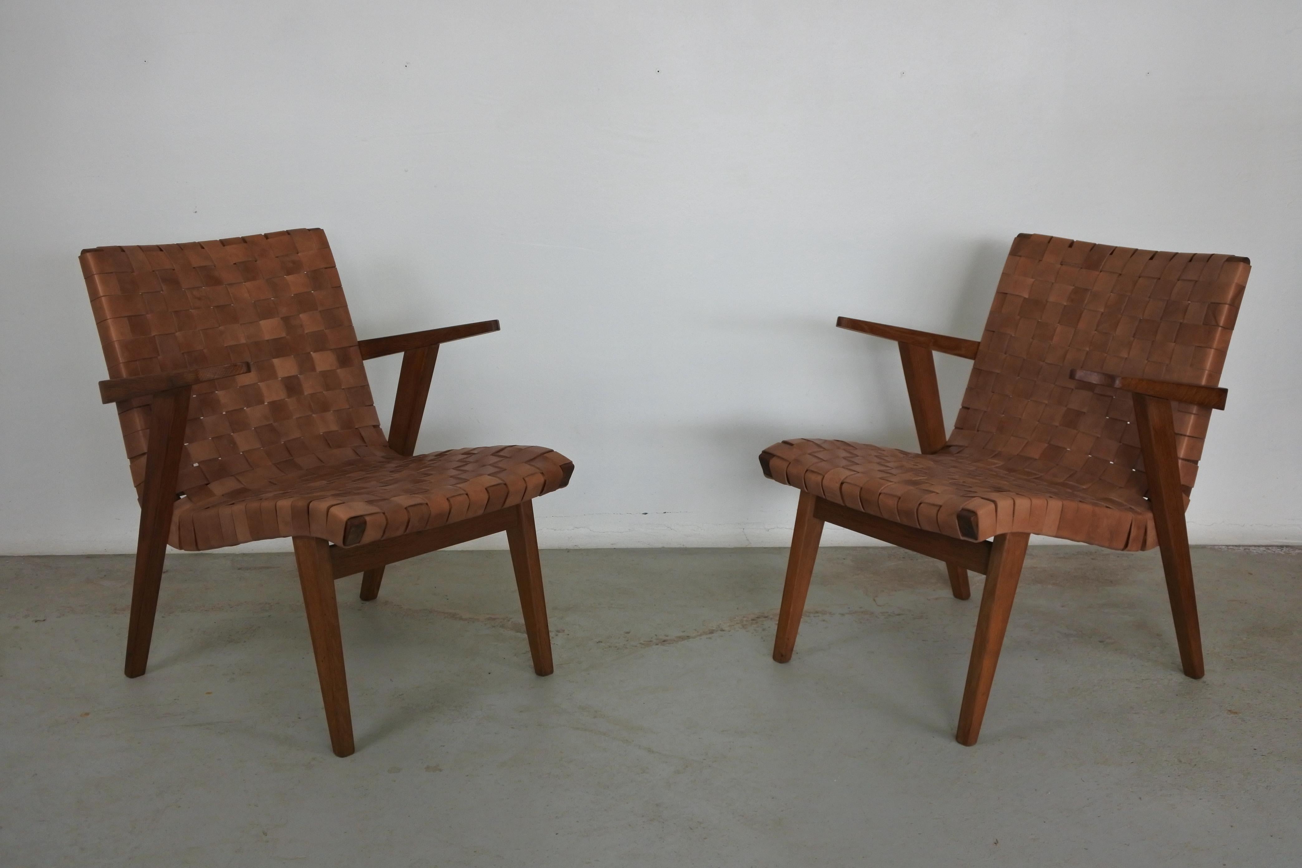 Set of 2 leather webbed and oak wood lounge chairs.
Attributed to Jens Risom for Knoll International.

Great oak grain.