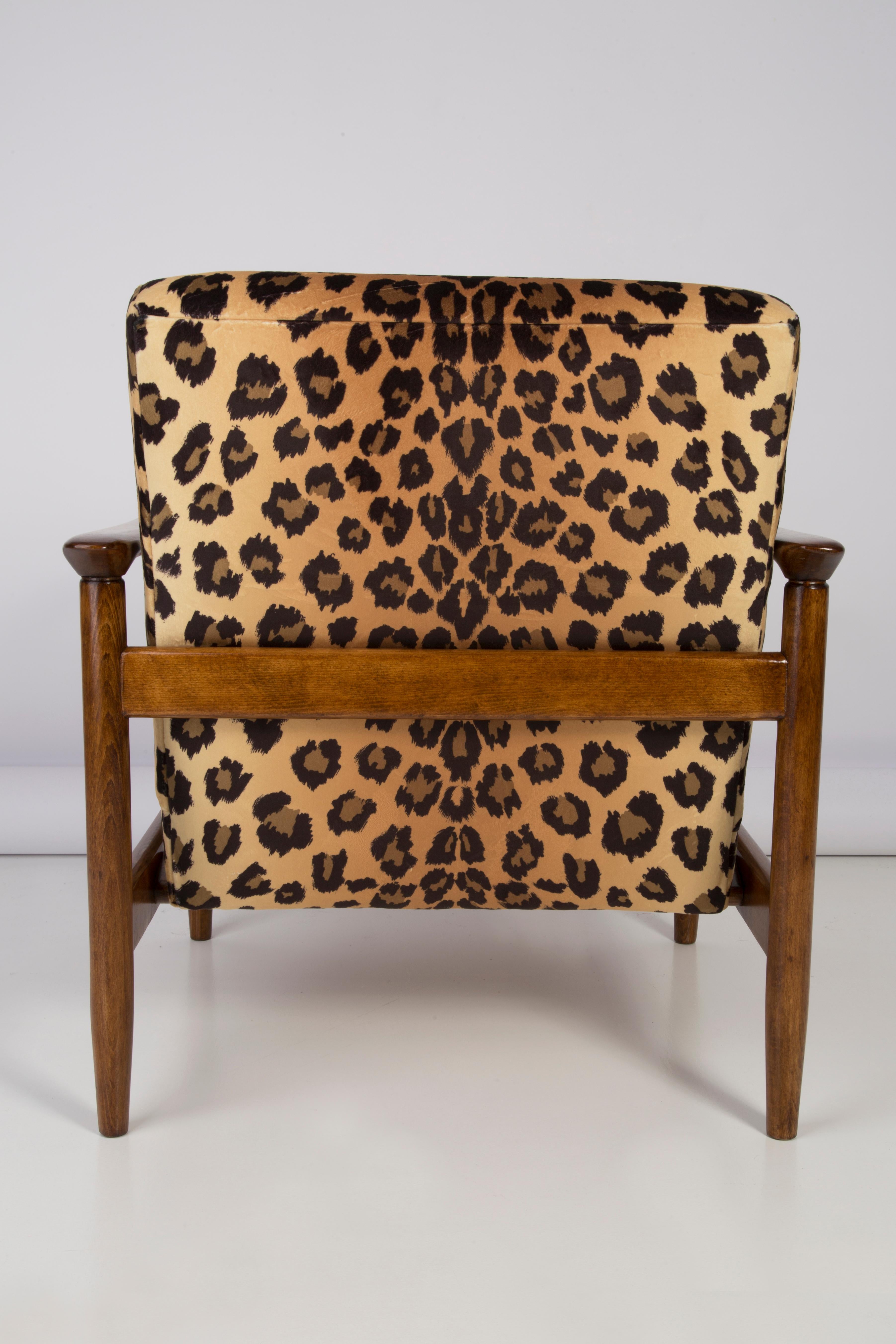 Set of Two Leopard Velvet Vintage Armchairs, Edmund Homa, 1960s, Poland In Excellent Condition For Sale In 05-080 Hornowek, PL
