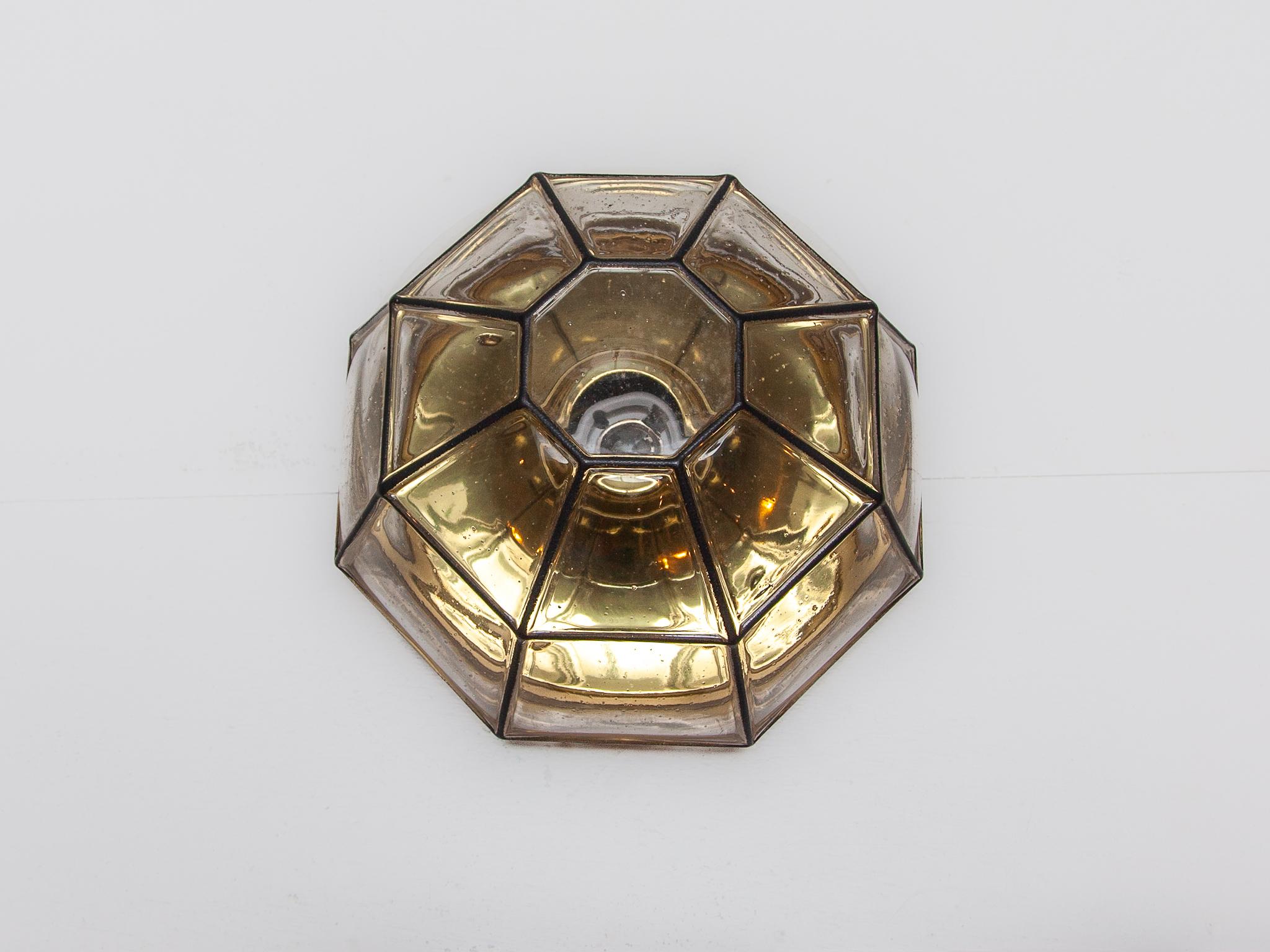Satz von zwei Wandleuchten, bündig montiert, 1970er Jahre Geformtes Kunstglas mit schwarzen Linien in einem 'Eisen'-Design von Glashütte Limburg, Deutschland. Hergestellt in der Mitte des Jahrhunderts, um 1970. Schwarze 