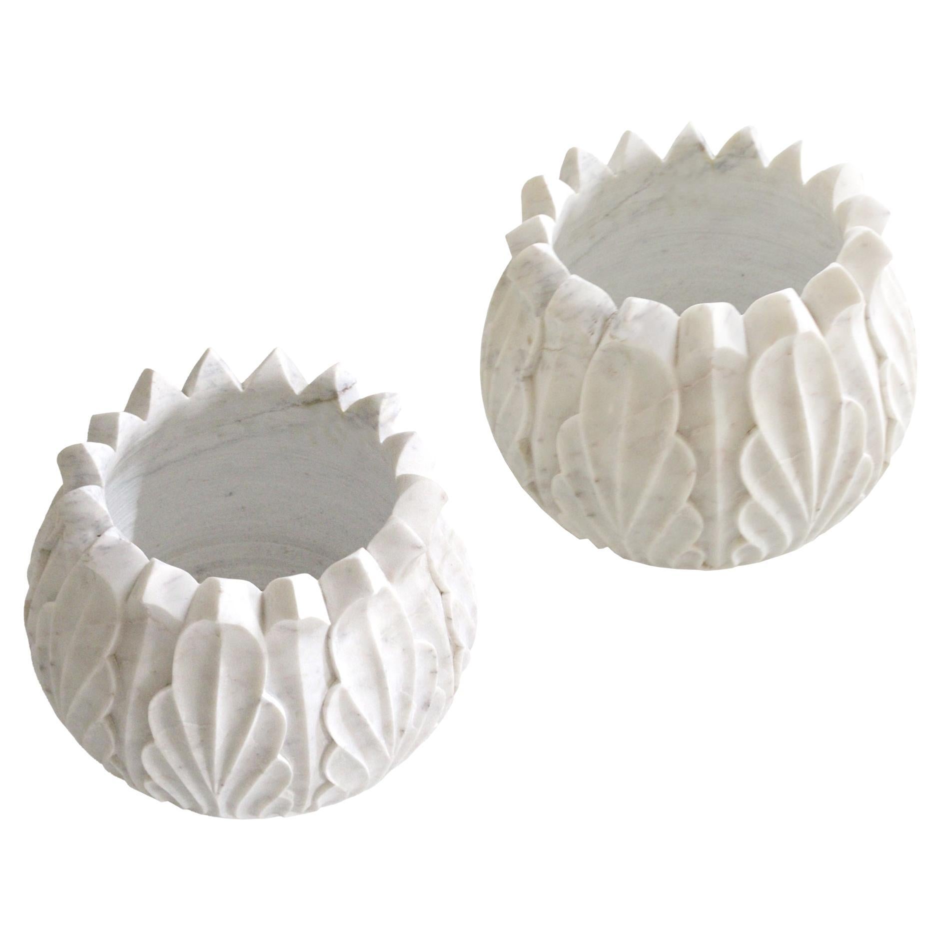 Ensemble de deux pots lotus en marbre blanc fabriqués à la main en Inde par Stephanie Odegard