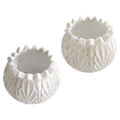 Ensemble de deux pots lotus en marbre blanc fabriqués à la main en Inde par Stephanie Odegard