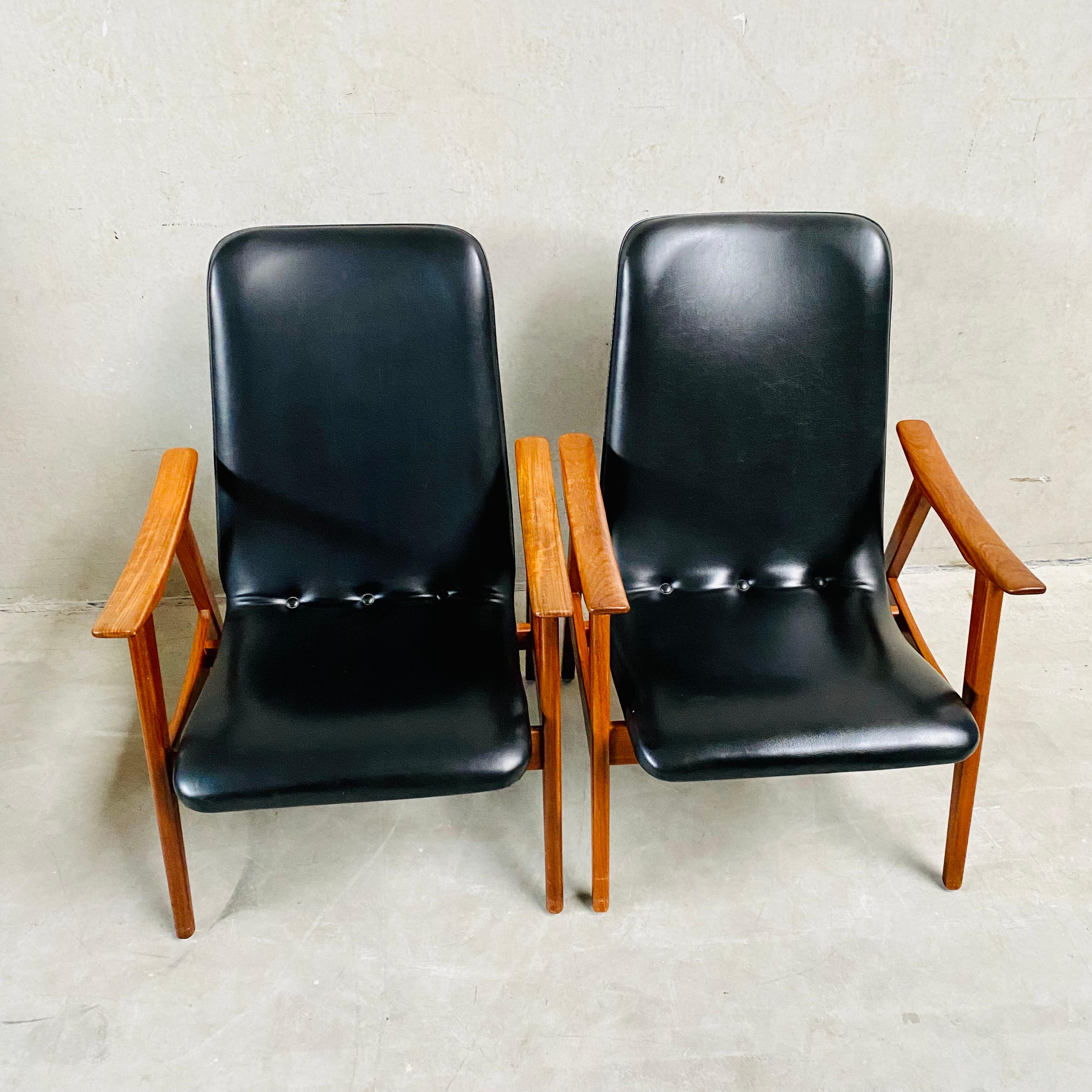 Imitation cuir Ensemble de deux chaises longues Louis Van Teeffelen pour Webe, Pays-Bas, années 1960 en vente