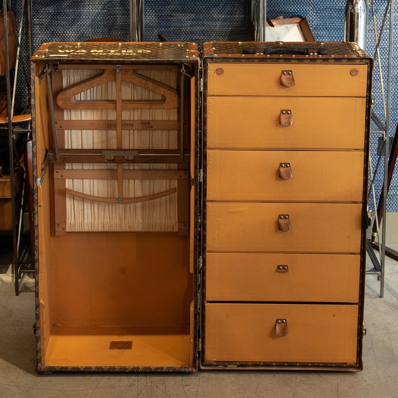 Set of Two Louis Vuitton LV Monogram Pattern Trunks, circa 1915 4