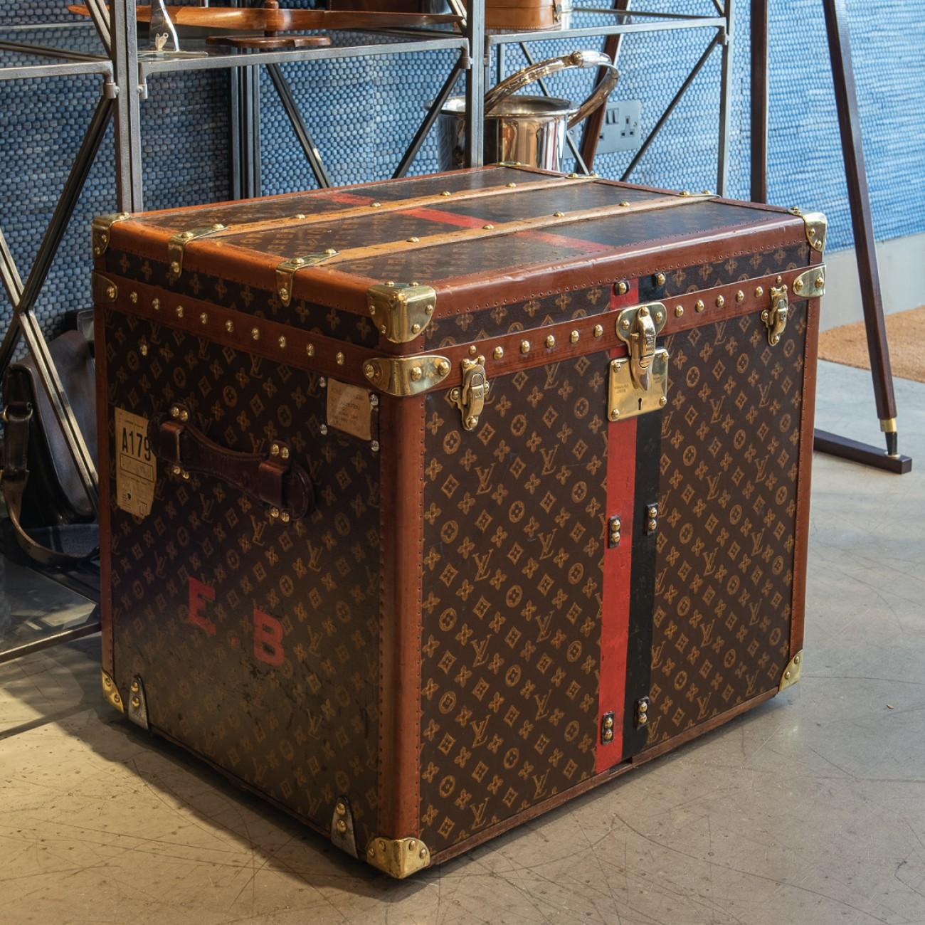 Wonderful set of two Louis Vuitton trunks in LV monogram pattern with original painted identification stripe and initials, EB. The set consists of:

A Louis Vuitton hat trunk with original tray and cage to the interior.
Dimensions: 53.5 cm/21?