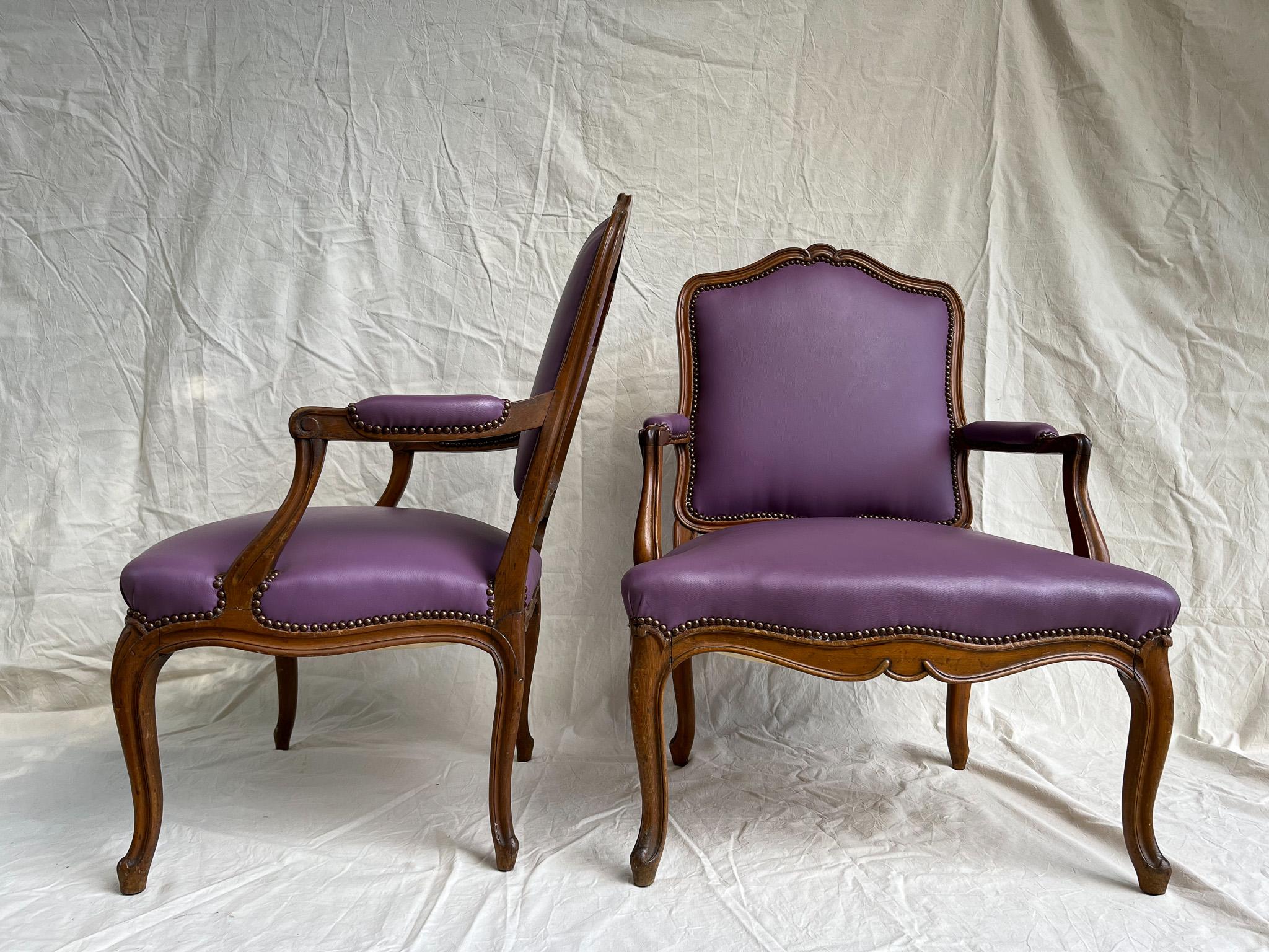 Satz von zwei Louis-XVI-Stühlen, geschnitztes Nussbaumholz, Frankreich, 18. Jahrhundert '1774-1791' (Walnuss) im Angebot