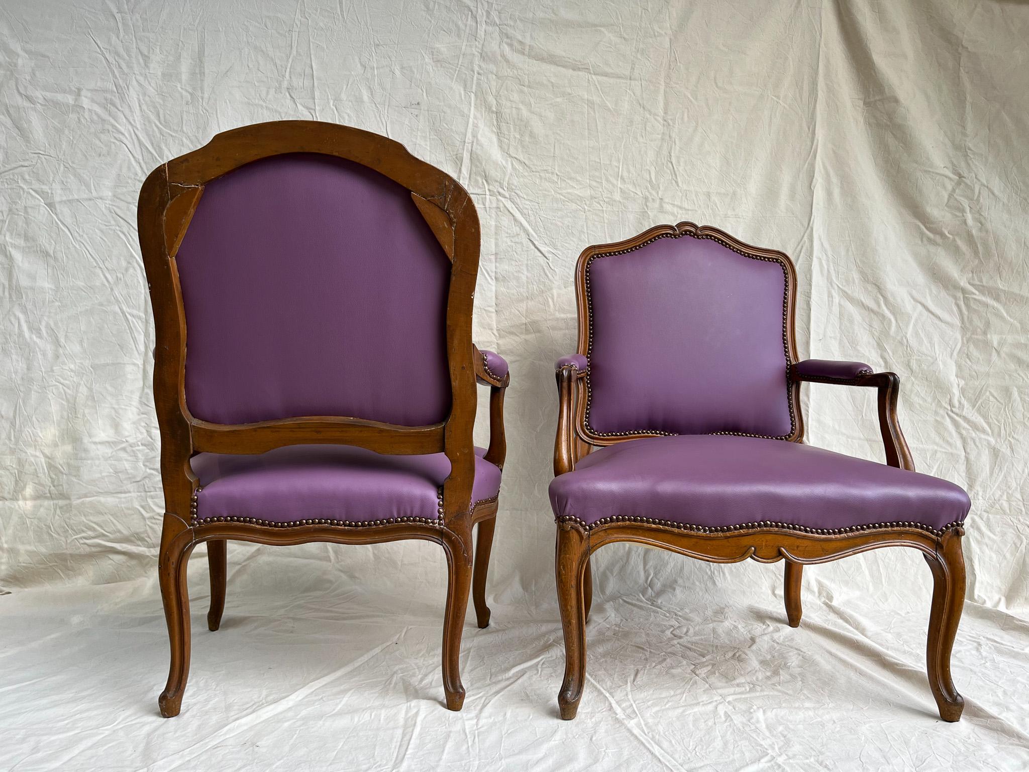 Satz von zwei Louis-XVI-Stühlen, geschnitztes Nussbaumholz, Frankreich, 18. Jahrhundert '1774-1791' im Angebot 1