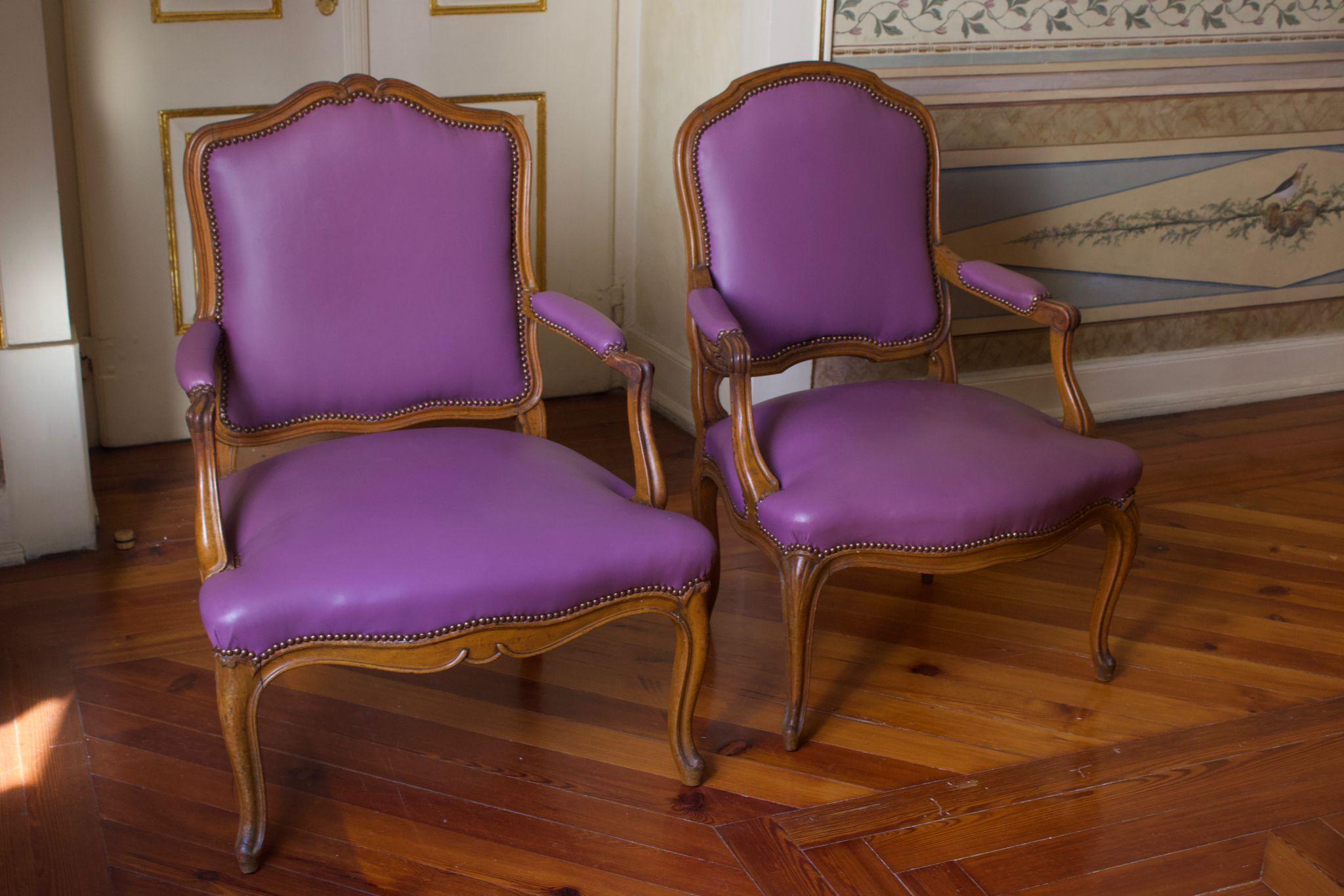 Satz von zwei Louis-XVI-Stühlen, geschnitztes Nussbaumholz, Frankreich, 18. Jahrhundert '1774-1791' (Französisch) im Angebot