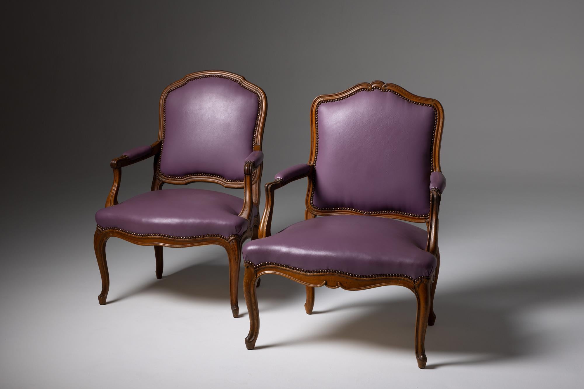 Juego de dos sillas Luis XVI, de nogal tallado, Francia, S. XVIII '1774-1791 Francés en venta